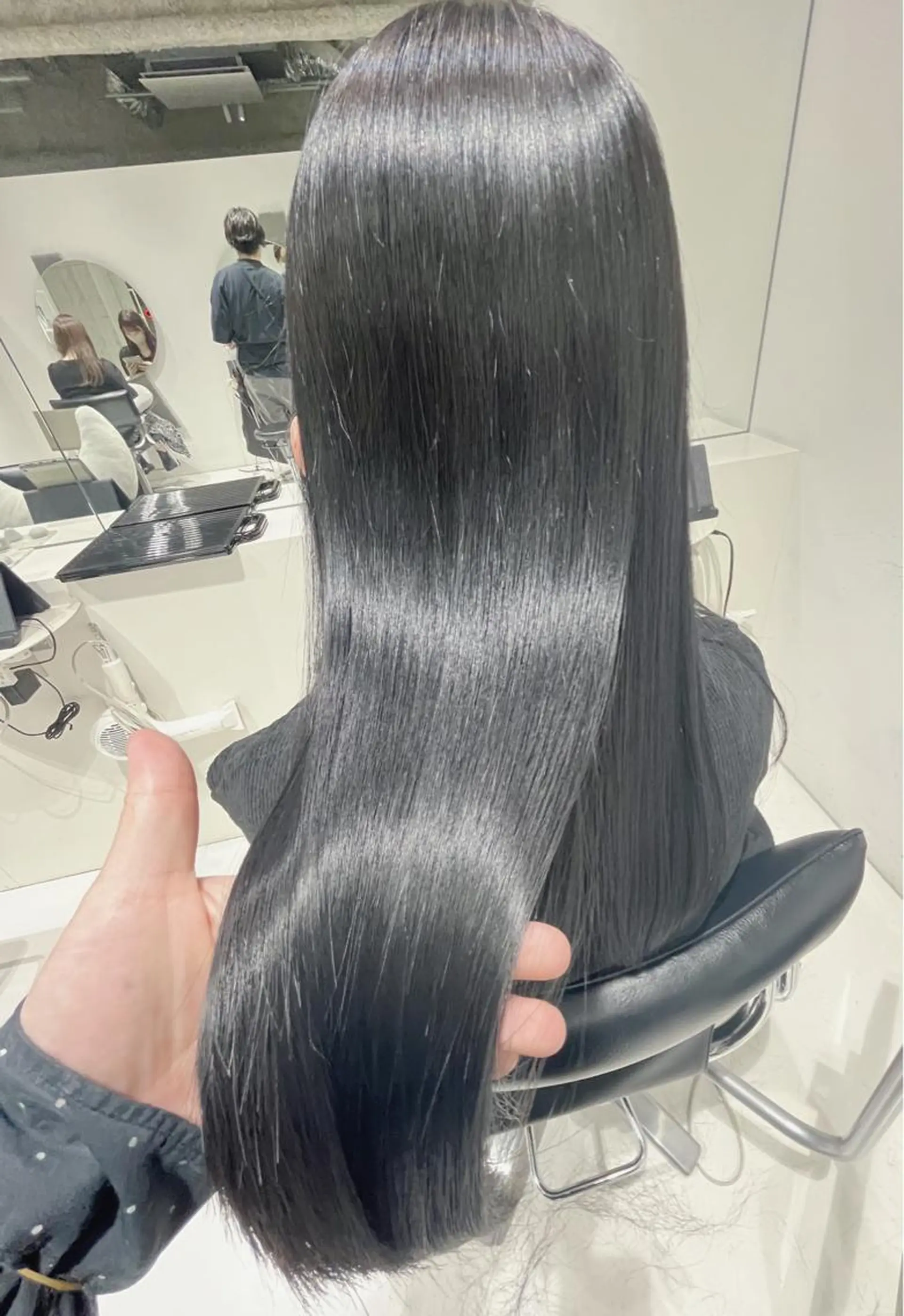 ロング カラー 透明感カラー mai🐷髪質改善 🖤透ける暗髪🖤のヘアスタイル