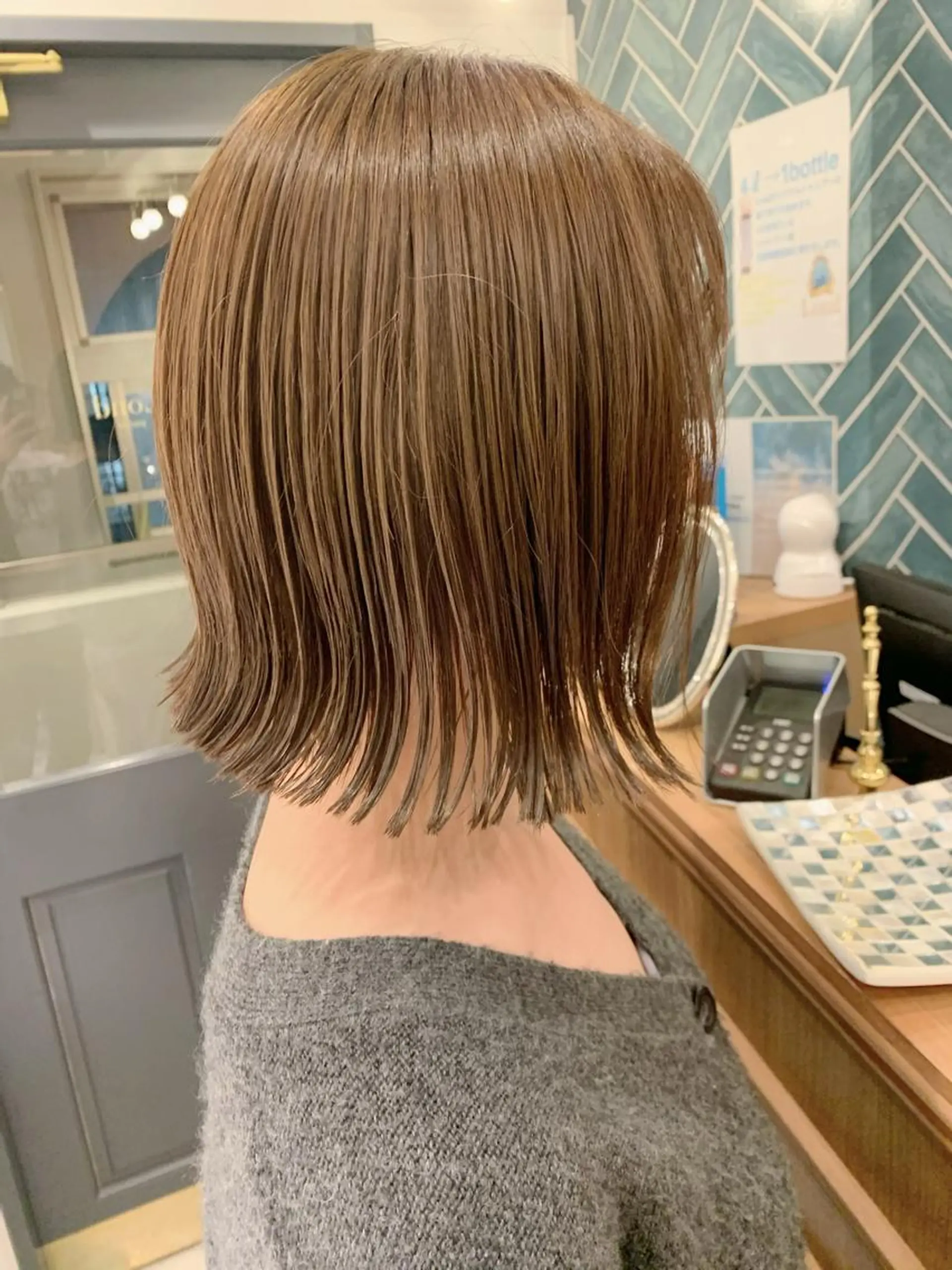 ミディアム ボブ 外ハネヘア カット ヘアカラー トリートメント ヘアセット ショート/縮毛矯正 紺野紘三のヘアスタイル