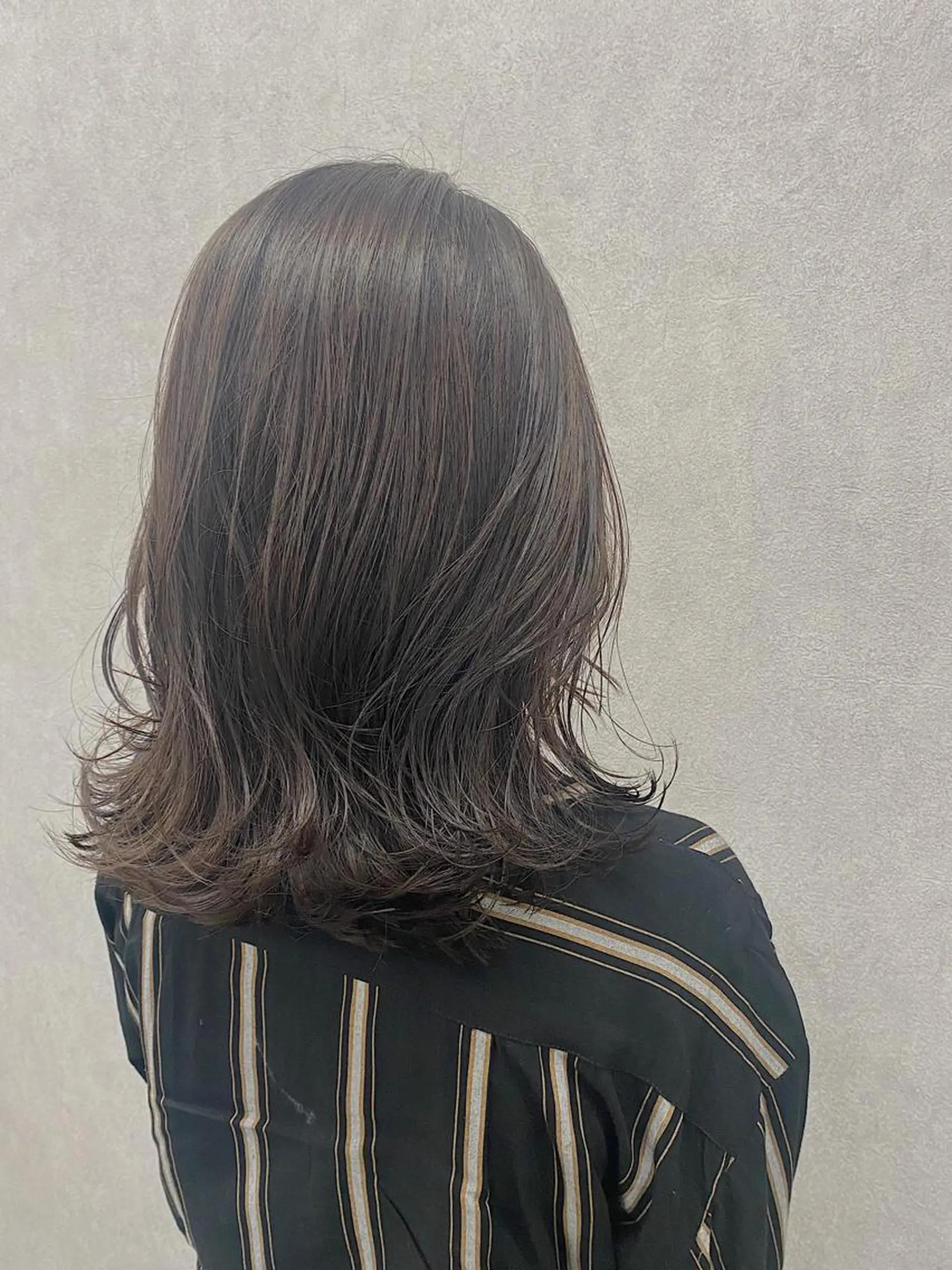 ミディアム カラー ヘアアレンジ ミディアムレイヤー アッシュ ベージュカラー ハイライトカラー イルミナカラー カット ヘアカラー トリートメント Kawaguchi Arisaのヘアスタイル