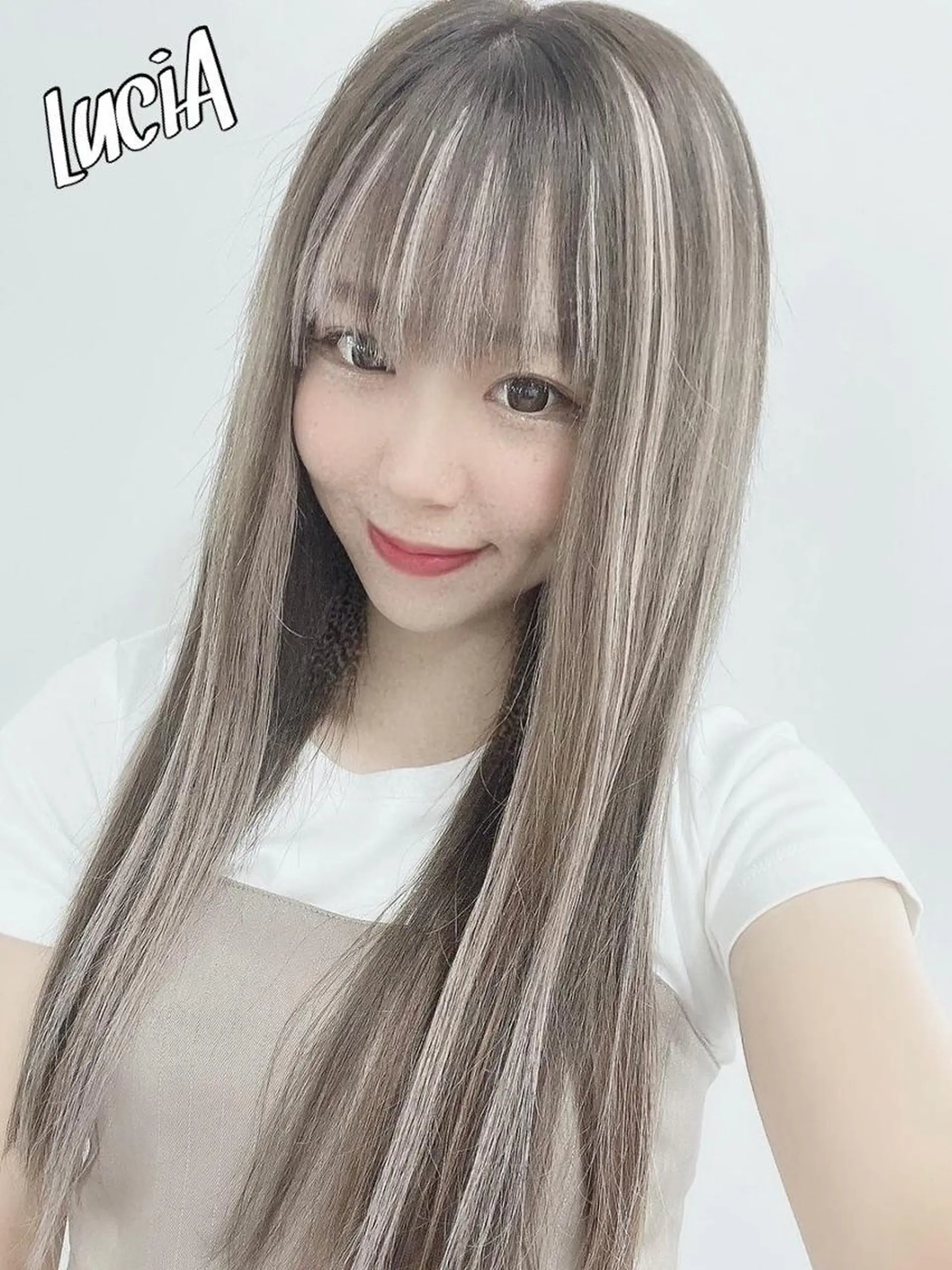 カラー ロング シールエクステ 黒髪 ブリーチ ダブルカラー ハイトーンカラー LuciAエクステ カラー3000セラのヘアスタイル