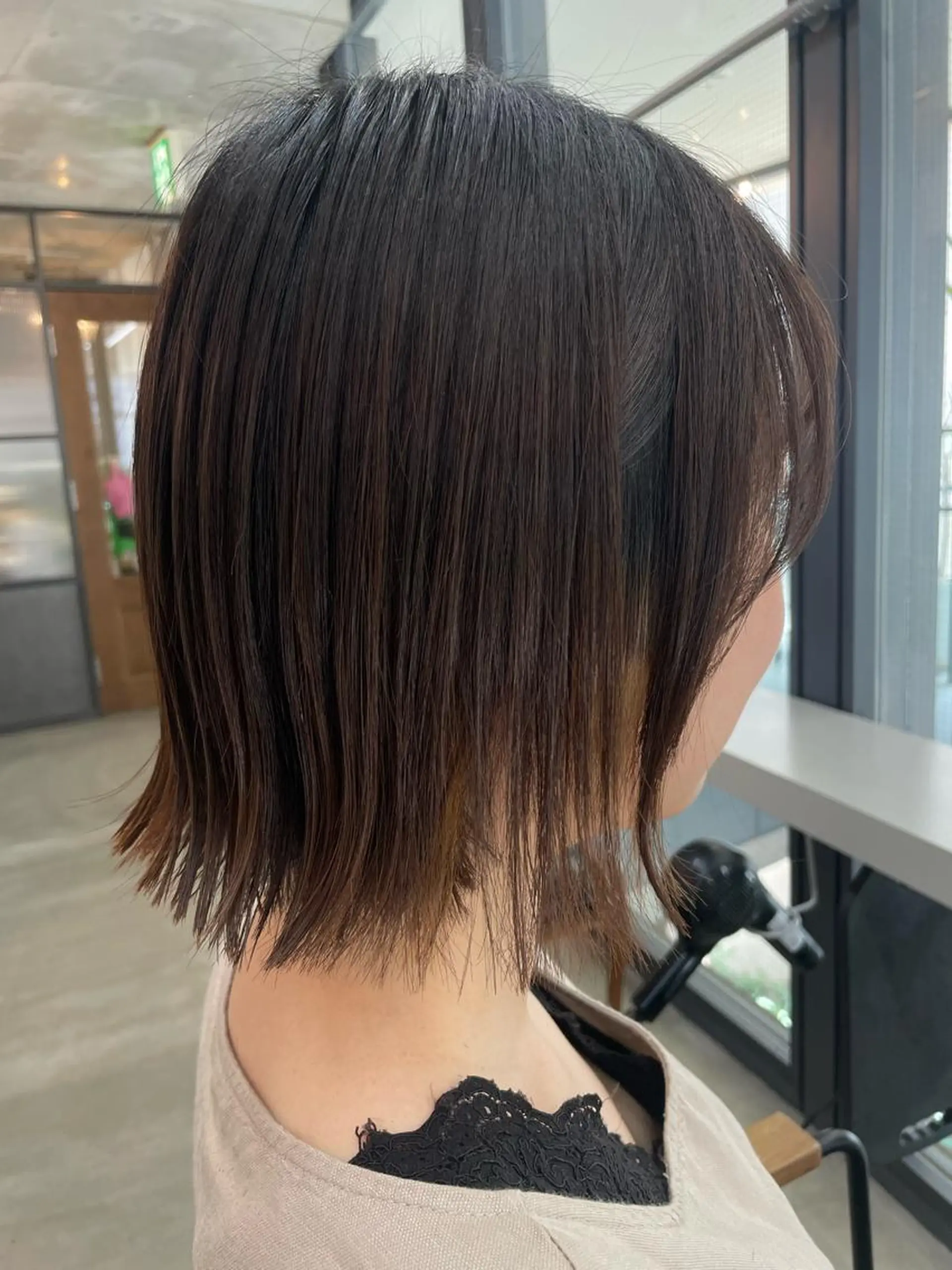 ショート カラー アッシュ ベージュカラー ボブ 外ハネヘア カット ヘアカラー トリートメント やすだ しおりのヘアスタイル