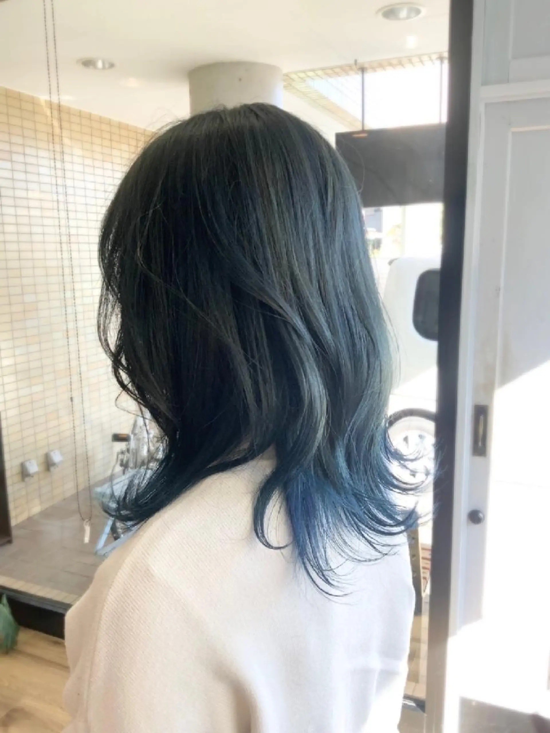 カラー ブリーチ ブルーカラー ネイビーカラー ヘアカラー トリートメント 堀 望美のヘアスタイル