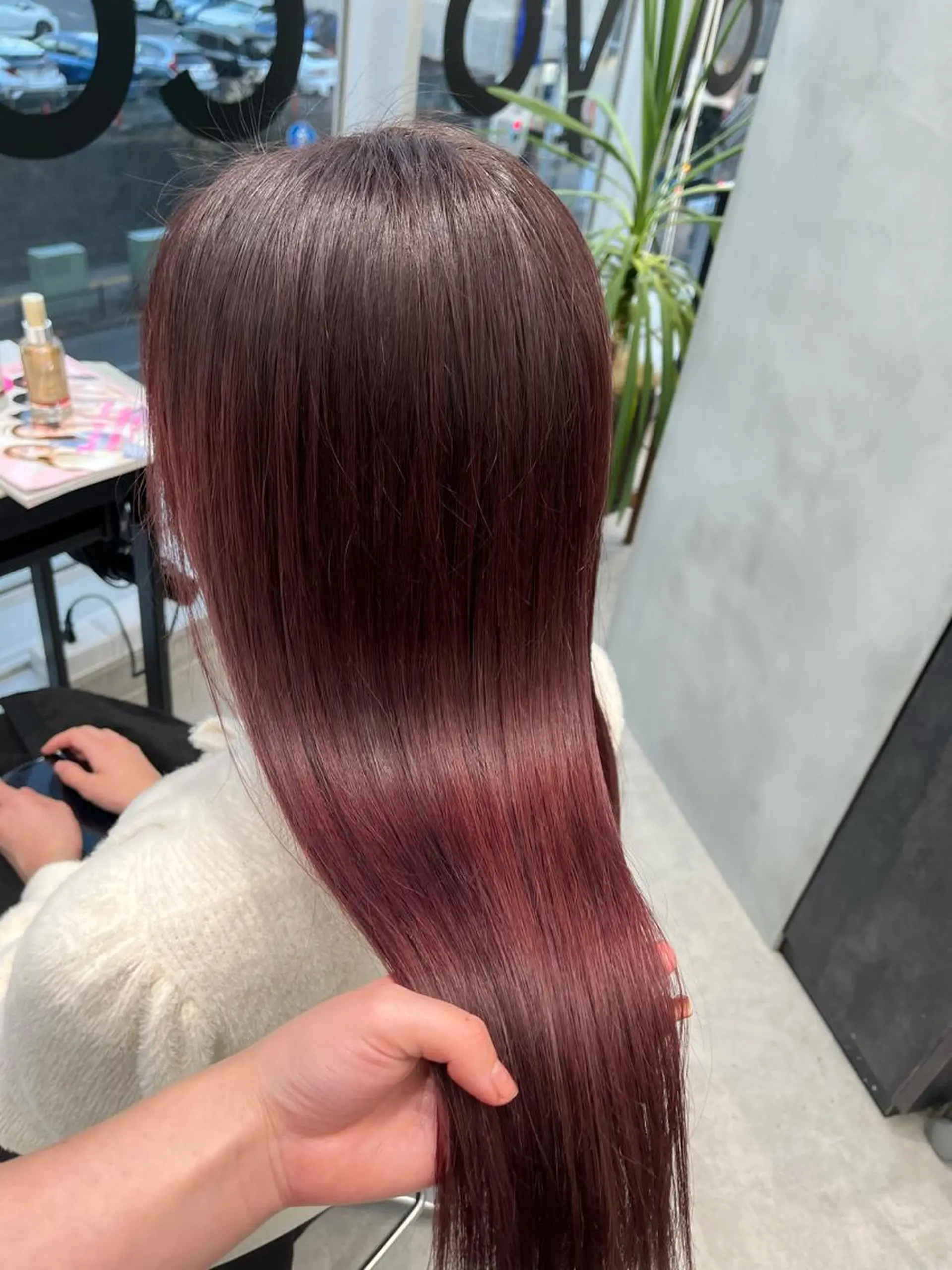 カラー ブリーチ ボルドーカラー dot .tokyo所属・中村 彩夏のヘアスタイル