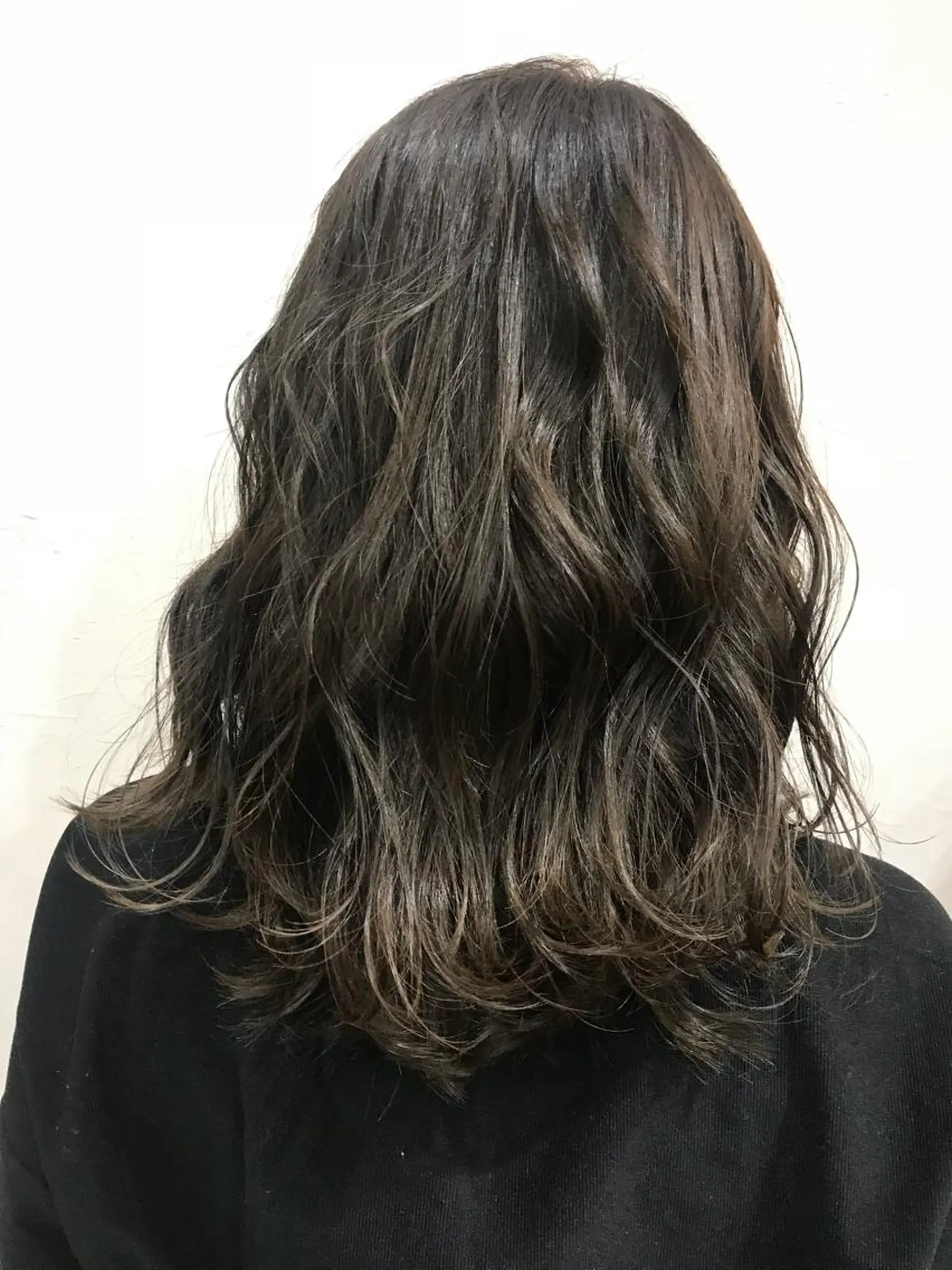 ミディアム カラー ヘアアレンジ アッシュ アッシュブラウン ブラウンカラー 透明感カラー 外ハネヘア 暗髪カラー🫐パーマ おくだりんかのヘアスタイル