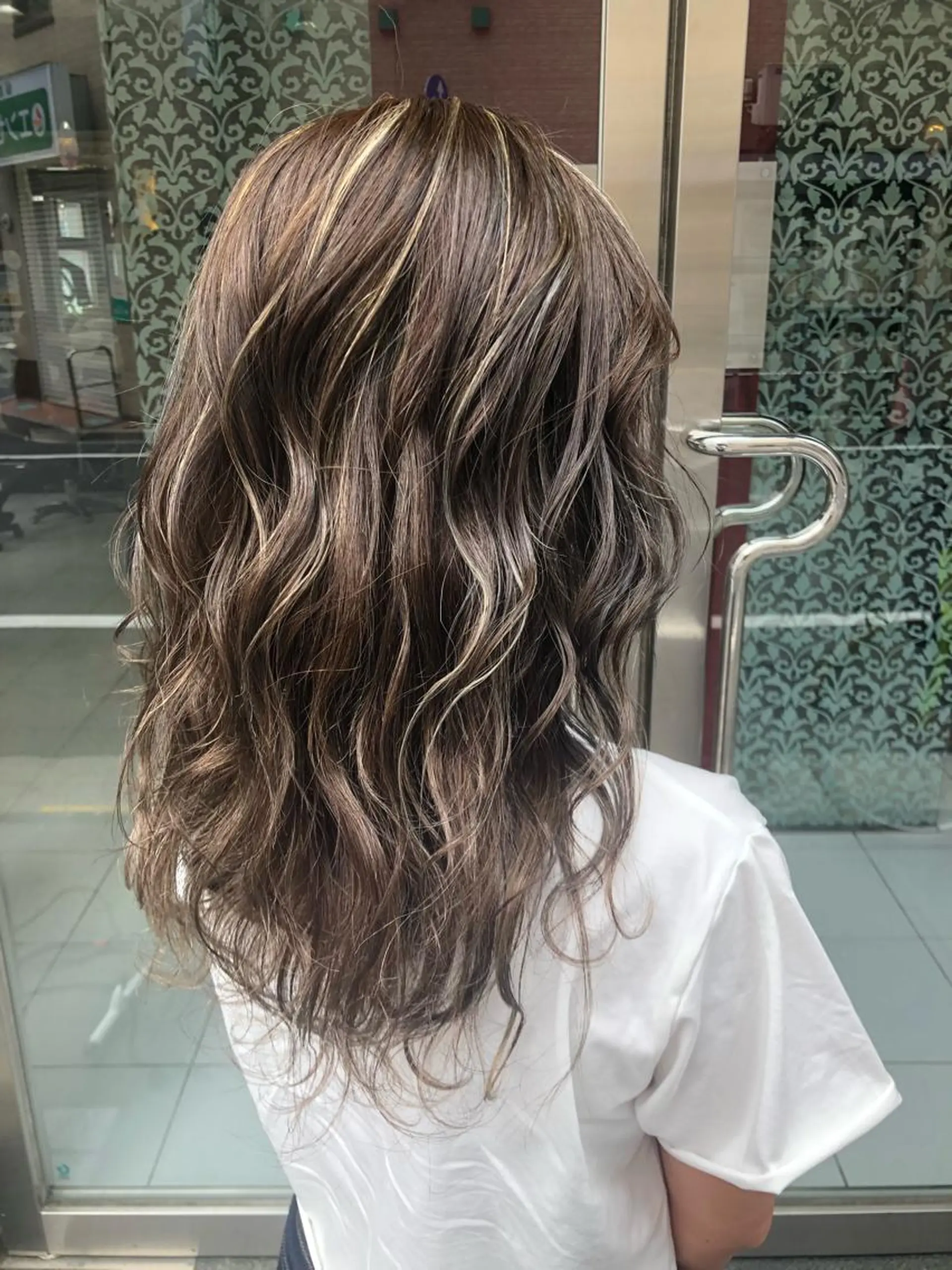 セミロング カラー グレージュ ハイライトカラー ハイライト トップスタイリスト 小澤純一のヘアスタイル