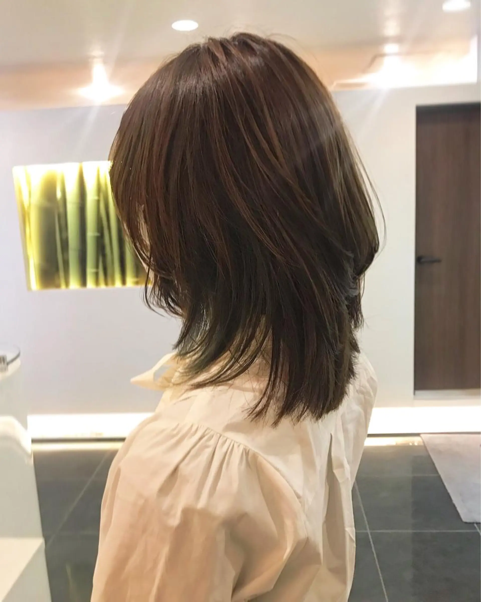 セミロング カラー くびれヘア 韓国風ヘア レイヤーカット ウルフカット カット ヘアカラー トリートメント チーフデザイナー 若林　麻衣のヘアスタイル