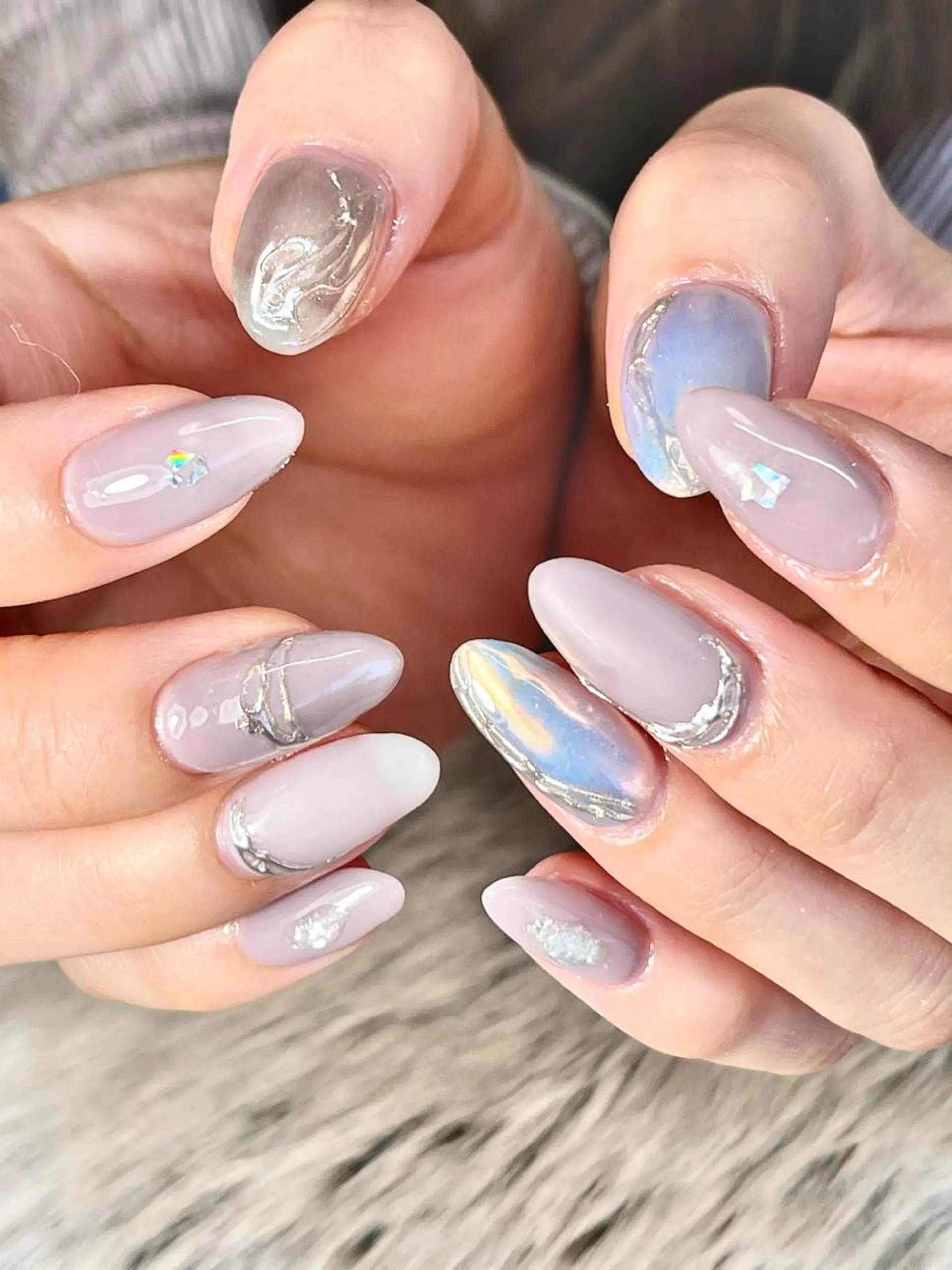 カラー ネイル グレージュ シルバー アートネイル オーロラネイル ジェルネイル nail salon Axia所属・nail salon Axiaのネイルデザイン