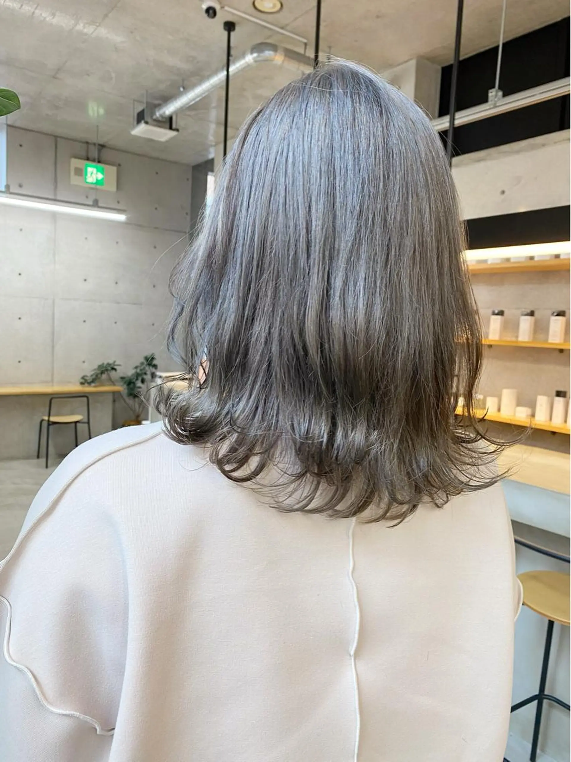 セミロング カラー ヘアアレンジ アッシュ アッシュグレー ブリーチ son hair HIROEのヘアスタイル