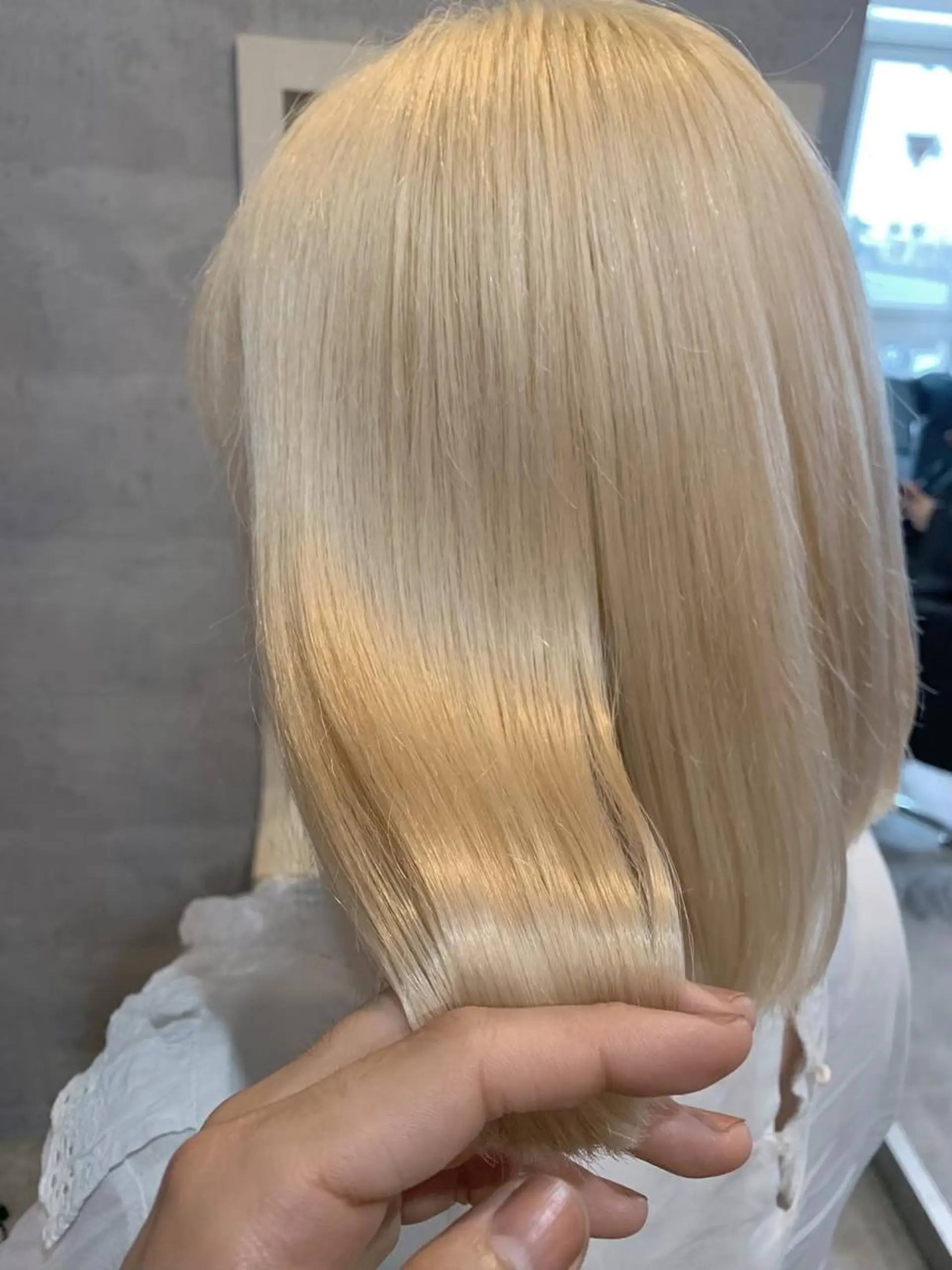 ミディアム ボブ 斜めバング 外国人風カラー 伸ばしかけ ハイライト カット ヘアカラー _WHITE鳳店 アンダーバーホワイトのヘアスタイル