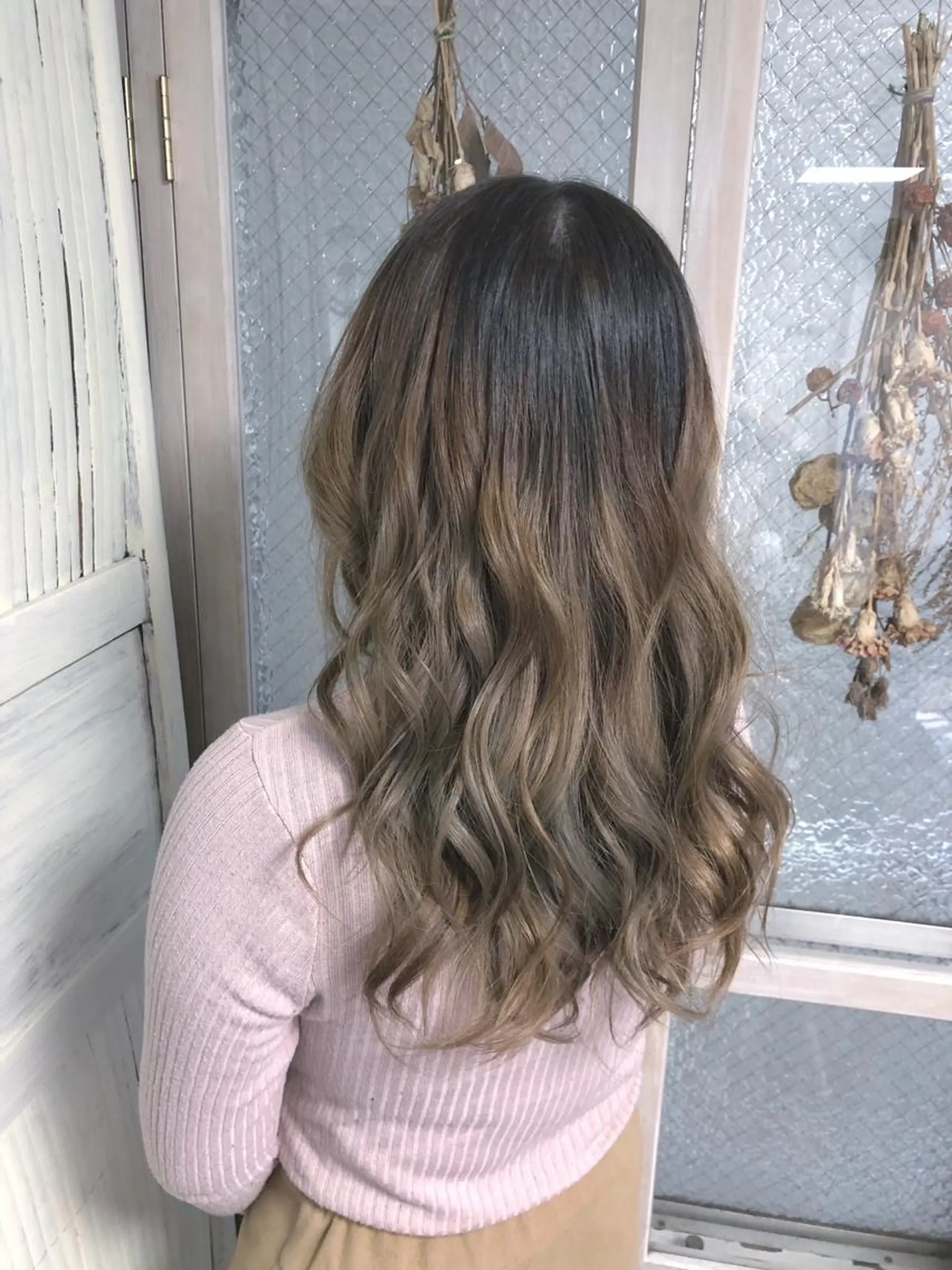 ロング カラー パーマ ヘアアレンジ バレイヤージュ レイヤーカット 推し活専用 【派手髪】飯野ゆかりのヘアスタイル