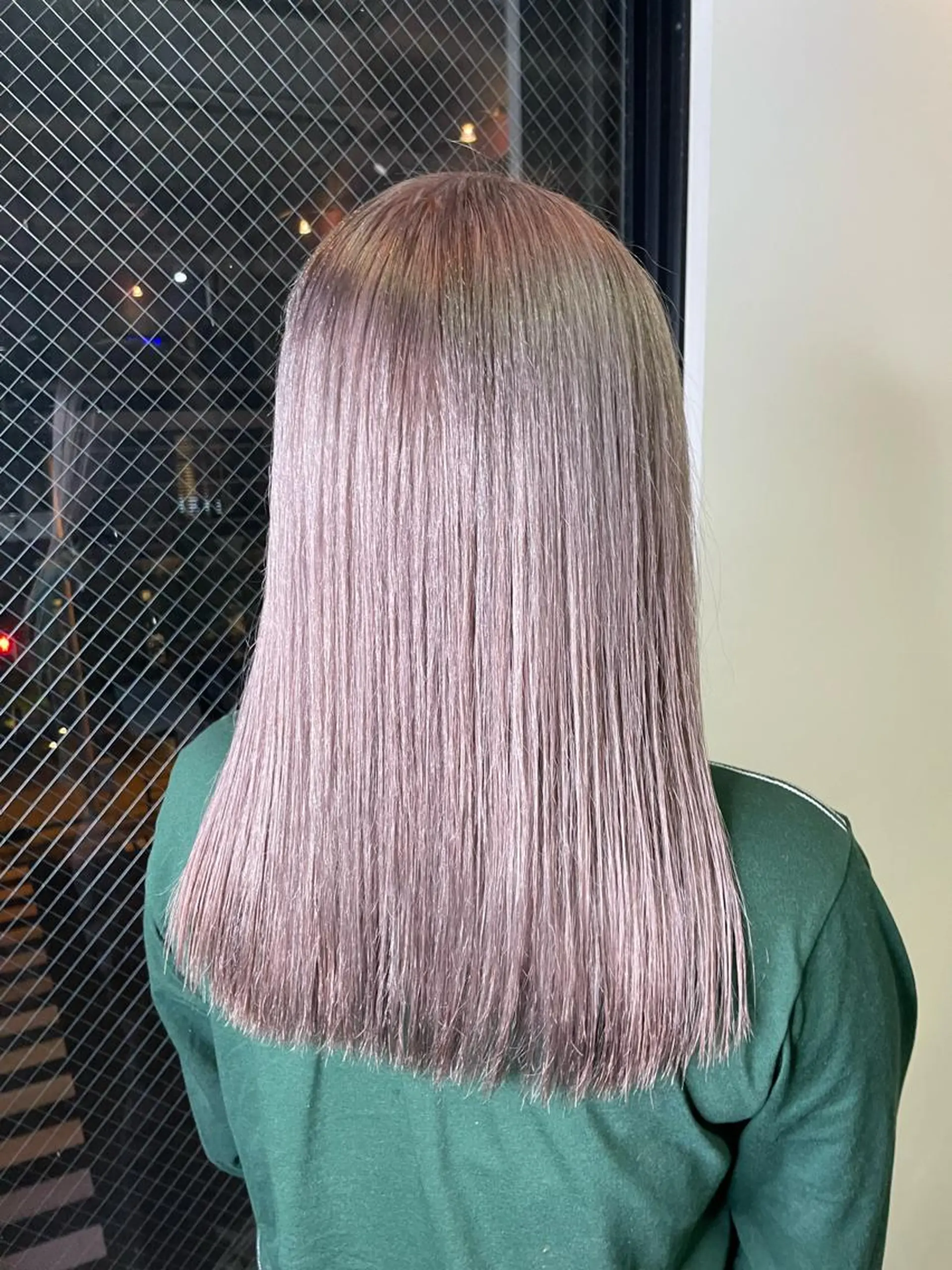 セミロング アッシュ ボブ 外国人風カラー ハイライト レイヤーカット ヘアカラー トリートメント Carpe Diem所属・安田和洋 ブリーチカラー特化のヘアスタイル