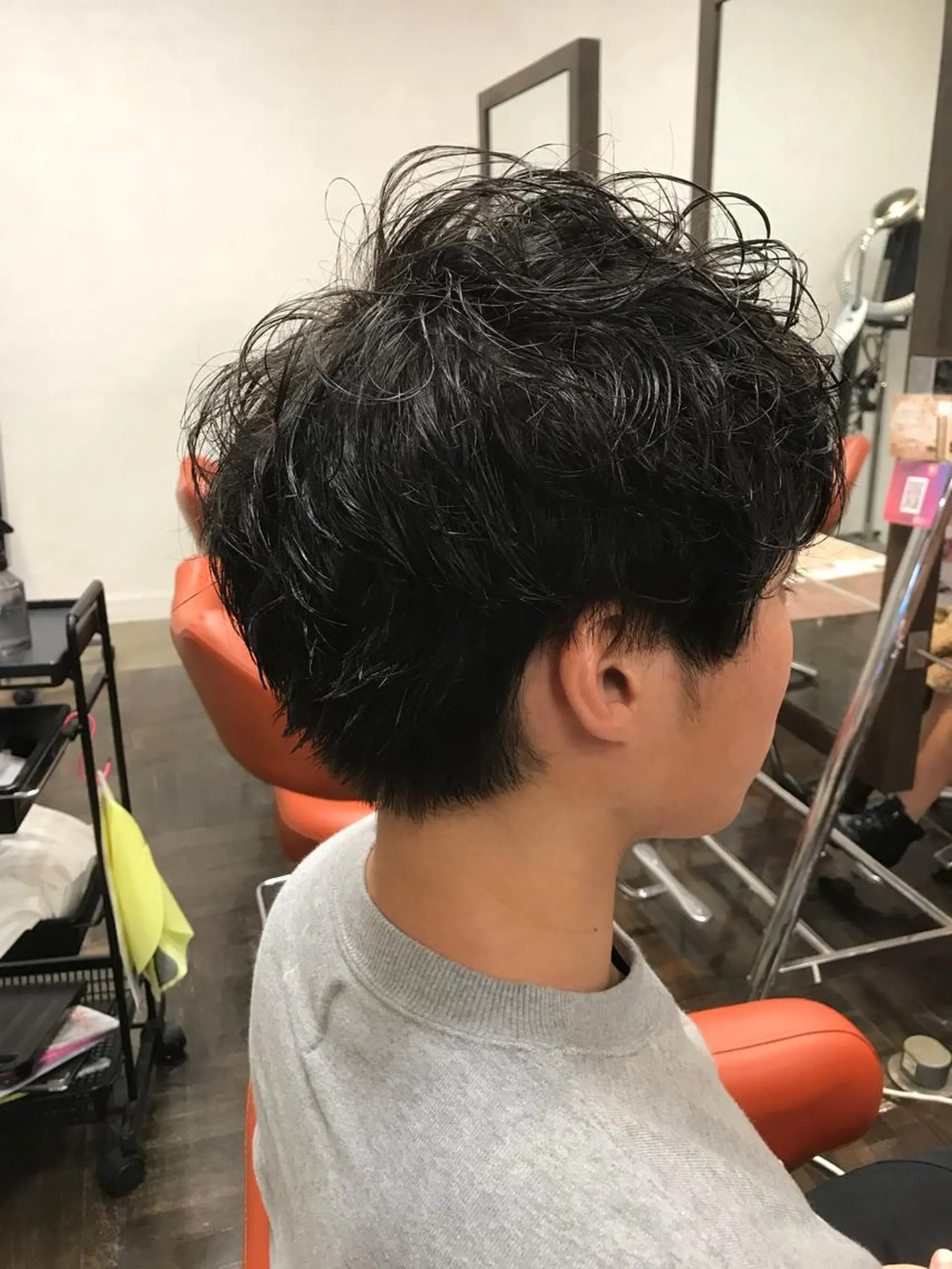 ショート カラー パーマ メンズ マッシュ メンズパーマ スパイキーショート 黒髪 ブルーカラー デザインカラー🌈 高木リョウのヘアスタイル