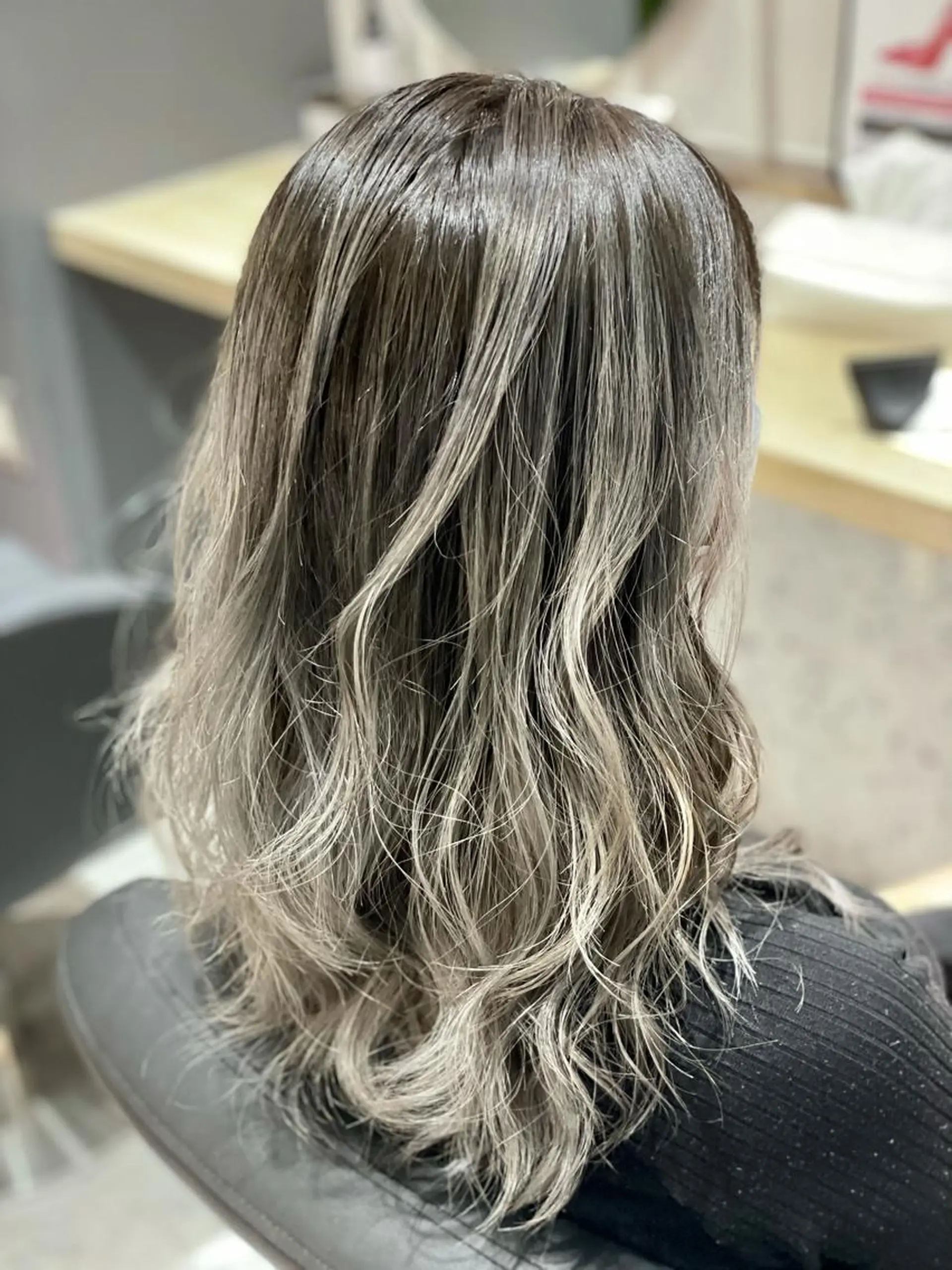 ミディアム カラー ヘアアレンジ アッシュ バレイヤージュ ダブルカラー ハイトーンカラー レイヤーカット ヘアカラー 髪質改善×ハイトーン 中田啄也のヘアスタイル