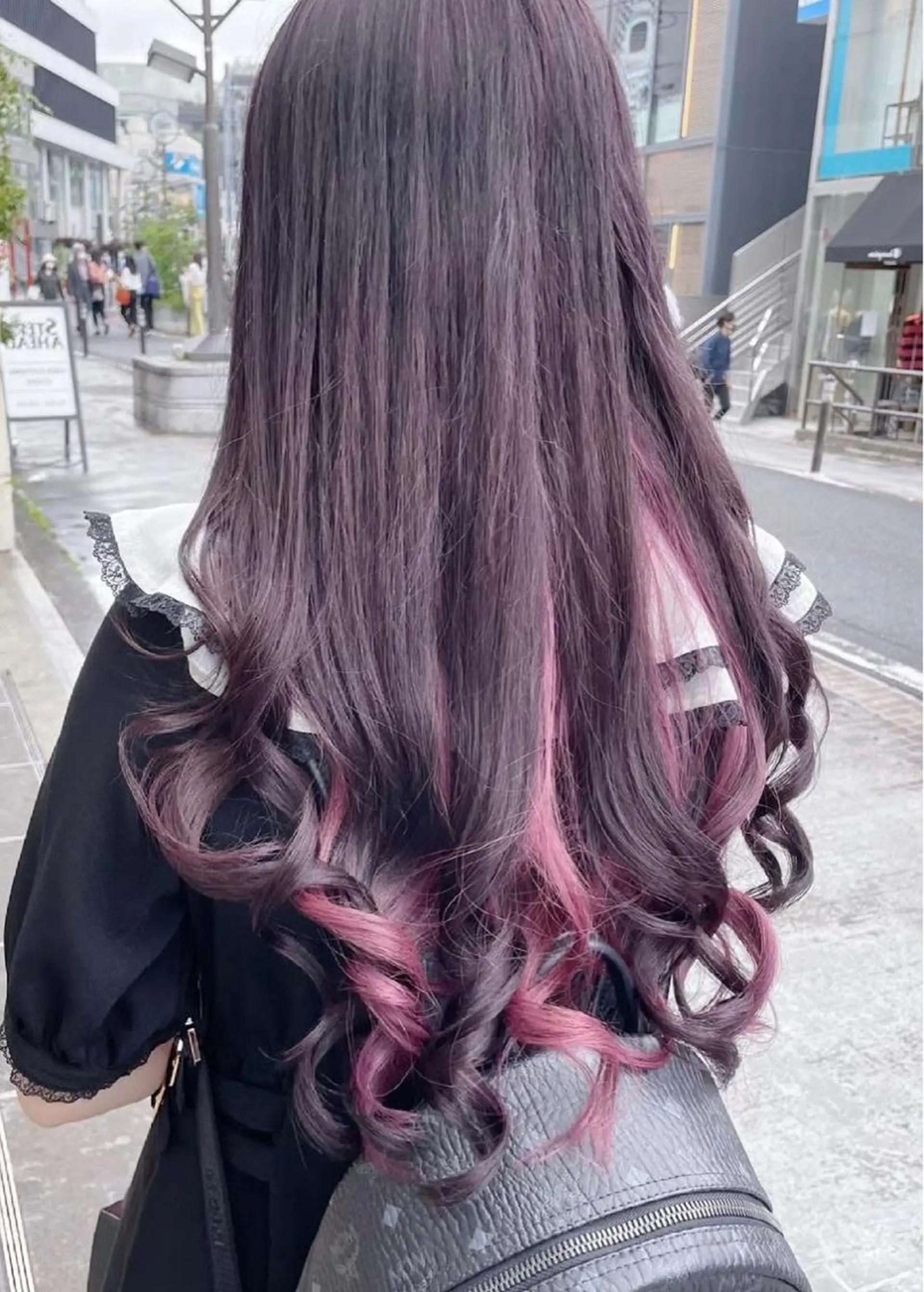 ロング カラー パーマ ヘアアレンジ メンズ キッズ ネイル マツエク・マツパ アイブロウ メンズインナーカラー イヤリングカラー インナーカラー 眉カラー ヘアカラー トリートメント ハイトーン/ピンク 💗モモ໒꒱のヘアスタイル