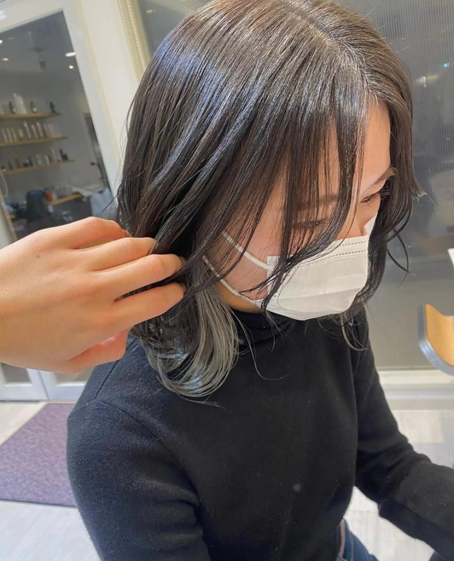 ミディアム カラー ブリーチ シルバー レイヤーカット Number CHIHIROのヘアスタイル