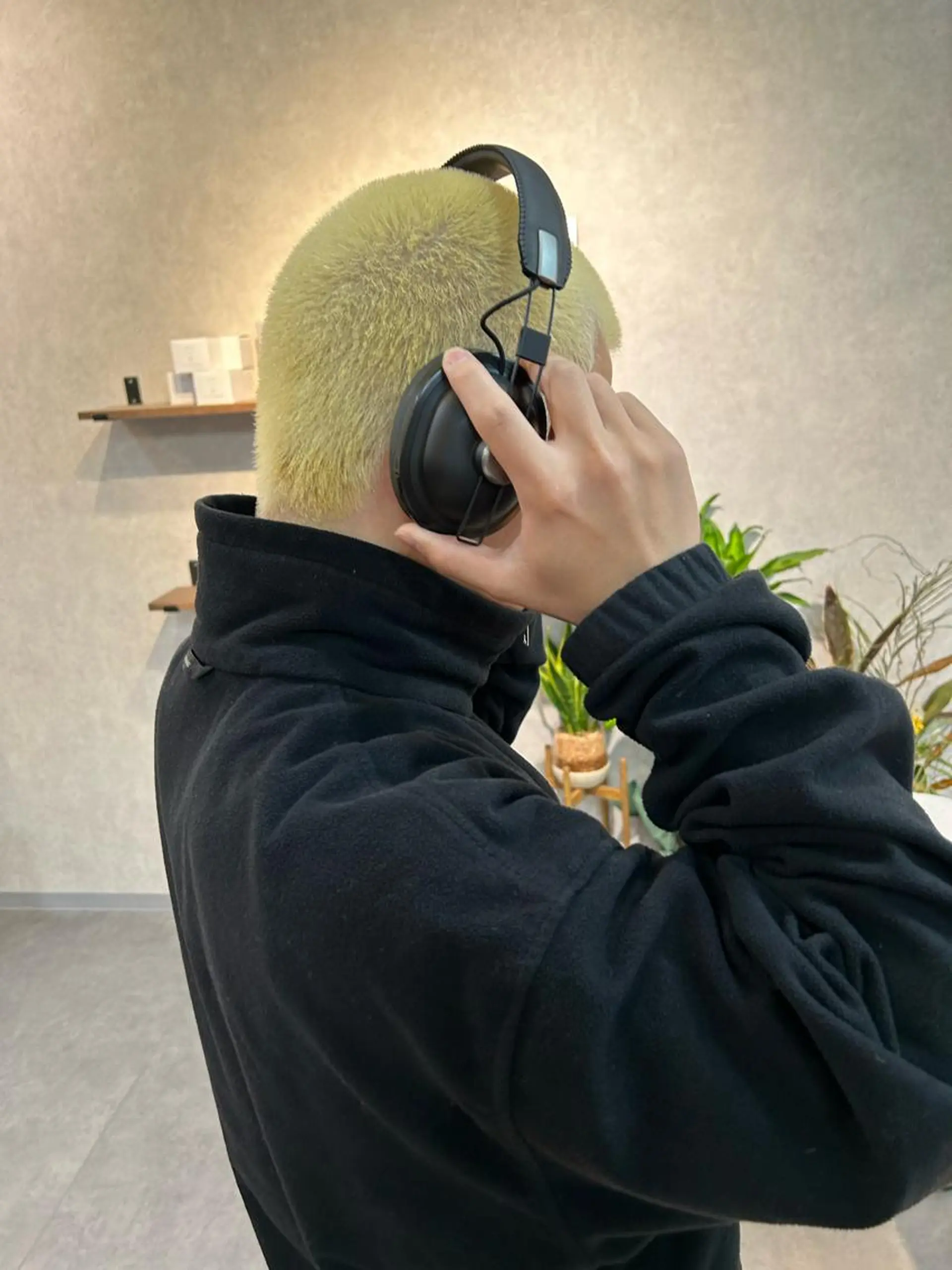 カラー メンズ ウルフカット / ケアブリーチのヘアスタイル