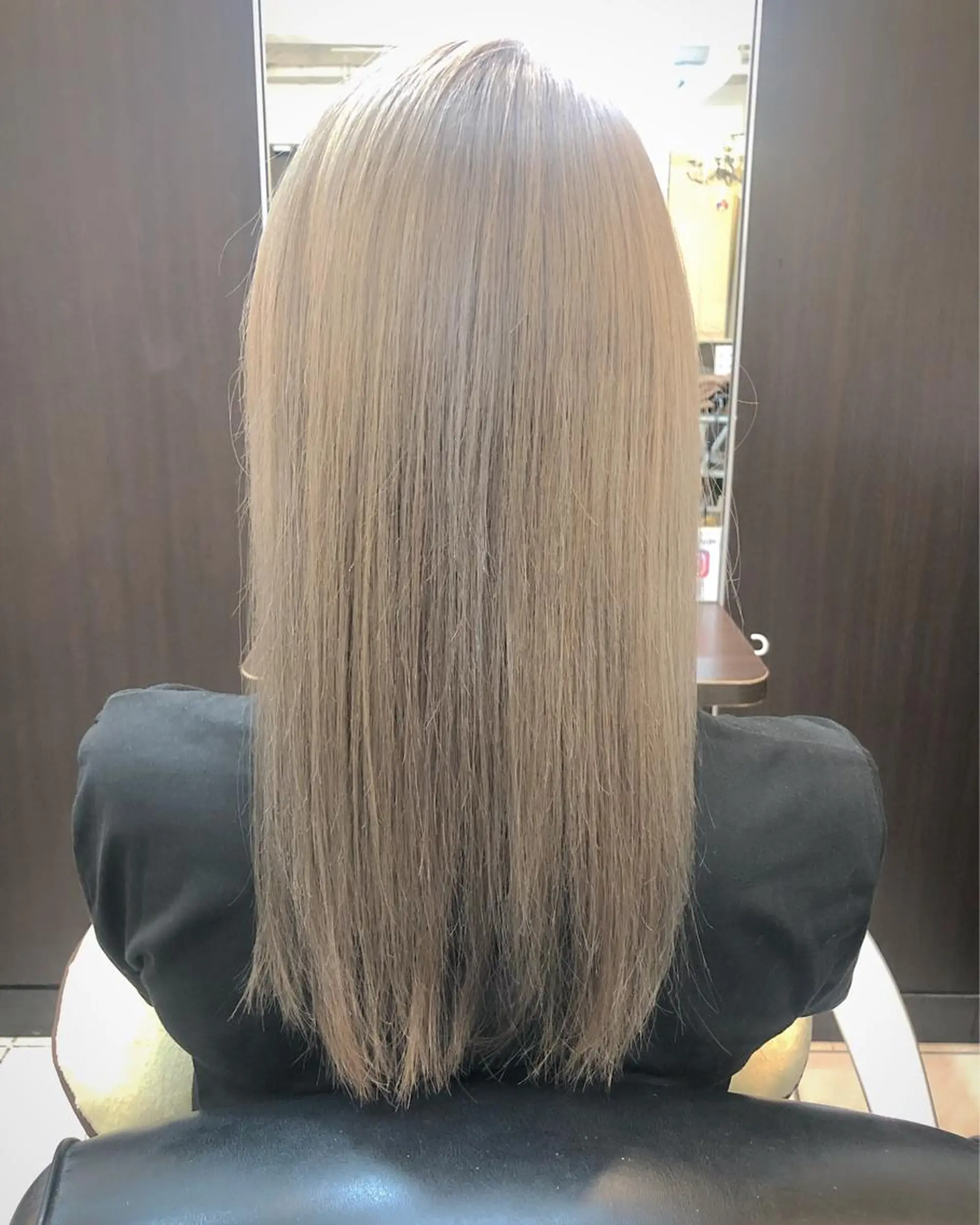 カラー ベージュカラー ブリーチ ダブルカラー ミルクティーベージュ ショートボブ✨️ 池田芽生のヘアスタイル