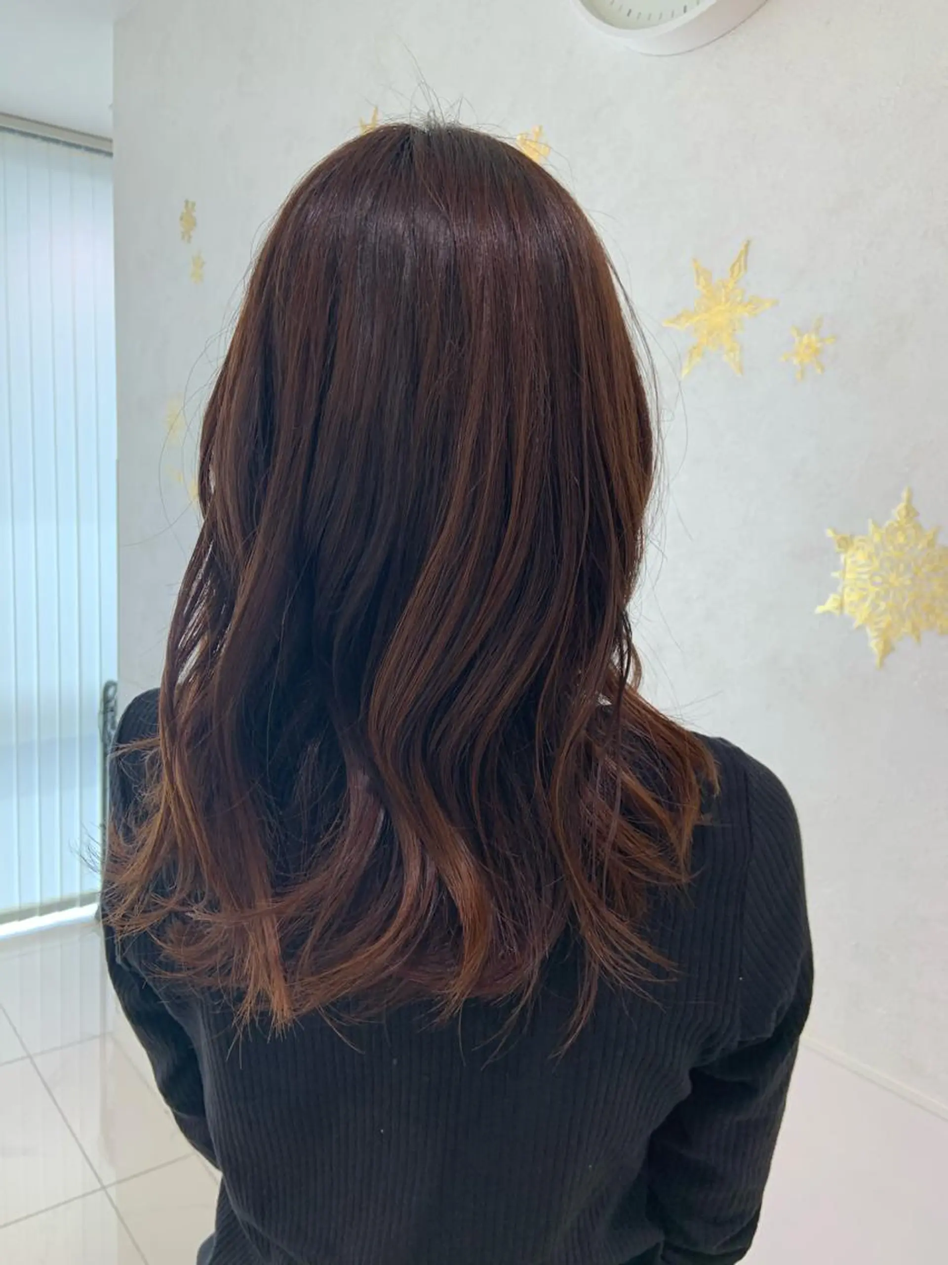 セミロング カラー パーマ ハイトーンカラー🤍 山下 優華のヘアスタイル