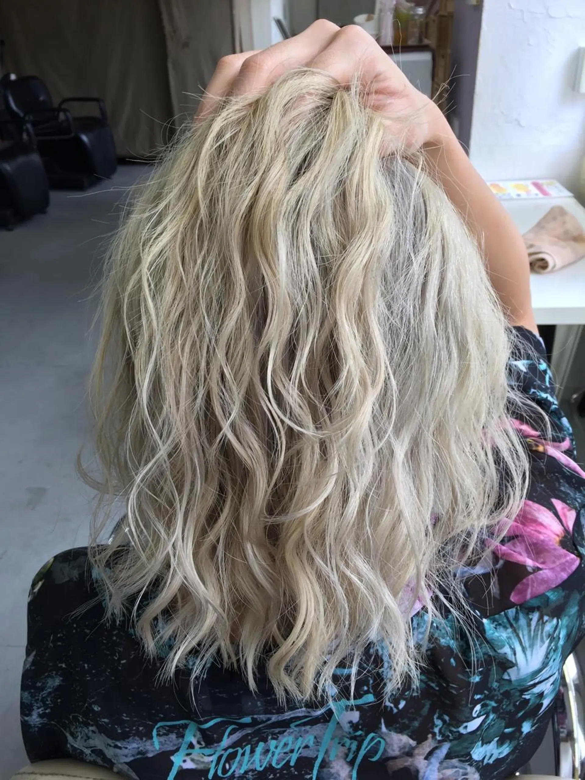 ミディアム カラー ヘアアレンジ ブロンド 外国人風カラー 枝毛カット＆髪質改善 満足NO.1岡しゃんのヘアスタイル