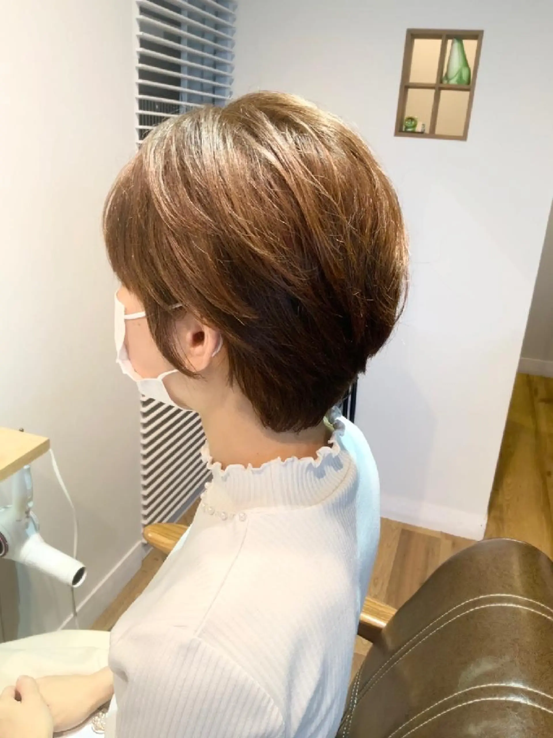 カラー ショート アッシュ ベージュカラー ヘアカラー トリートメント 堀 望美のヘアスタイル