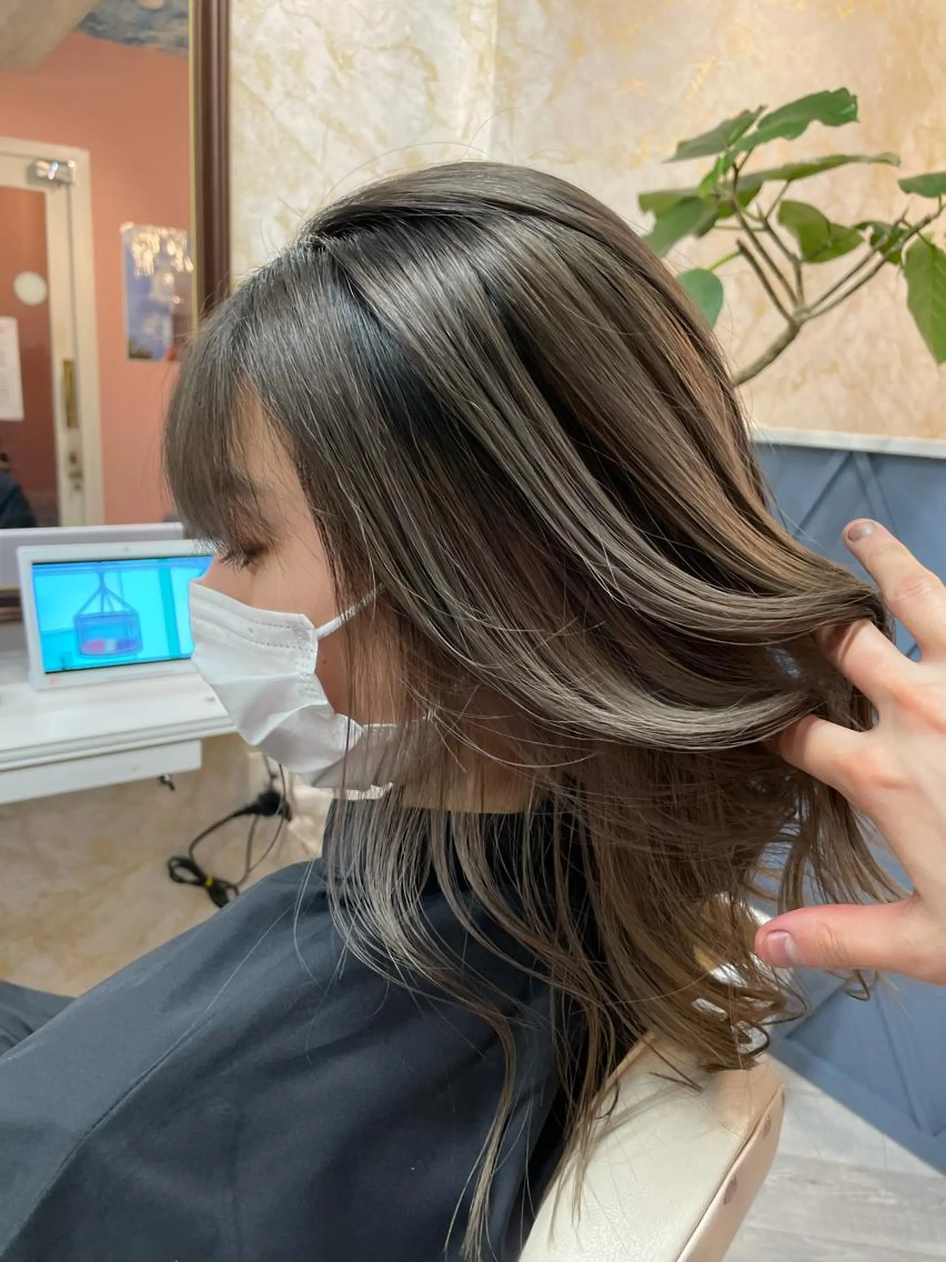 セミロング REVE所属・TAKU 美容師のヘアスタイル