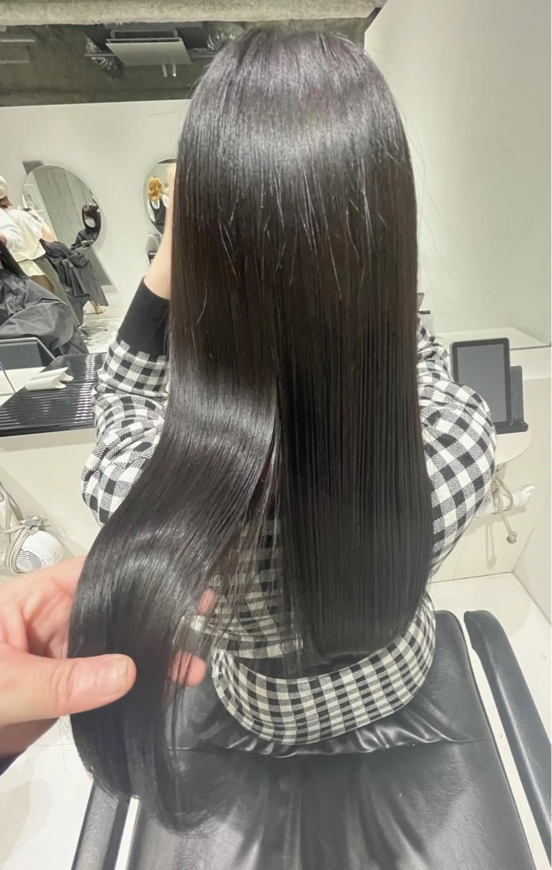 ロング カラー 黒髪 トリートメント mai🐷髪質改善 🖤透ける暗髪🖤のヘアスタイル