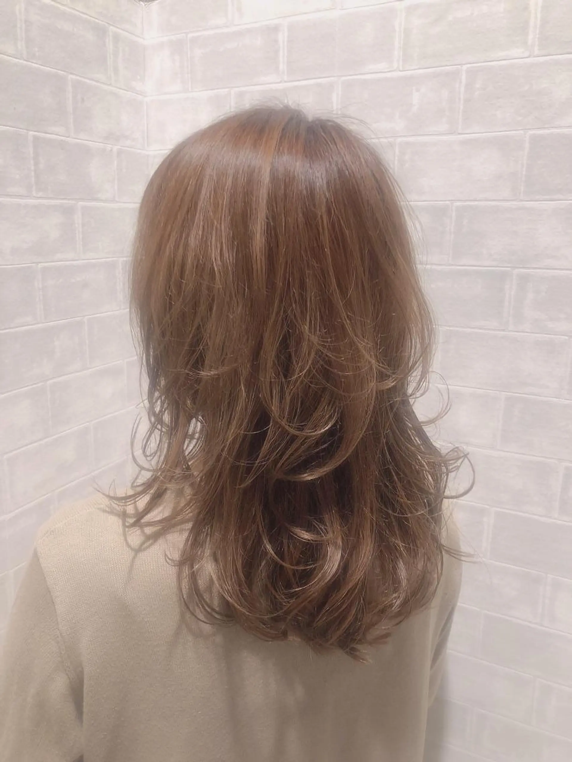 セミロング カラー ヘアアレンジ ベージュカラー ハイレイヤー レイヤーカット 久保田 茜のヘアスタイル