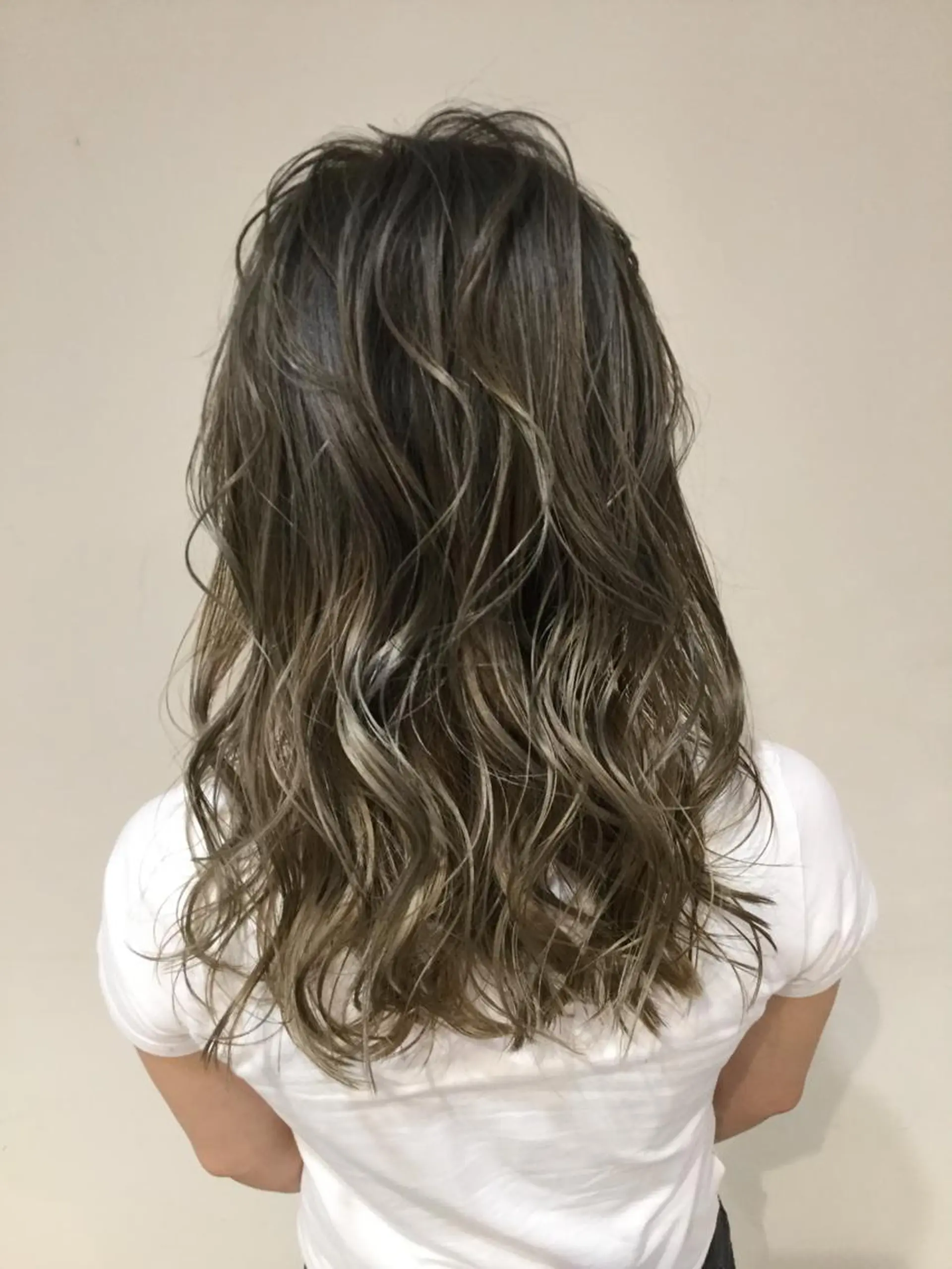 ミディアム カラー アッシュ アッシュグレー アッシュグレージュ バレイヤージュ ミストバング AMI Hair  supply所属・髪質改善カラー 韓国風レイヤーのヘアスタイル