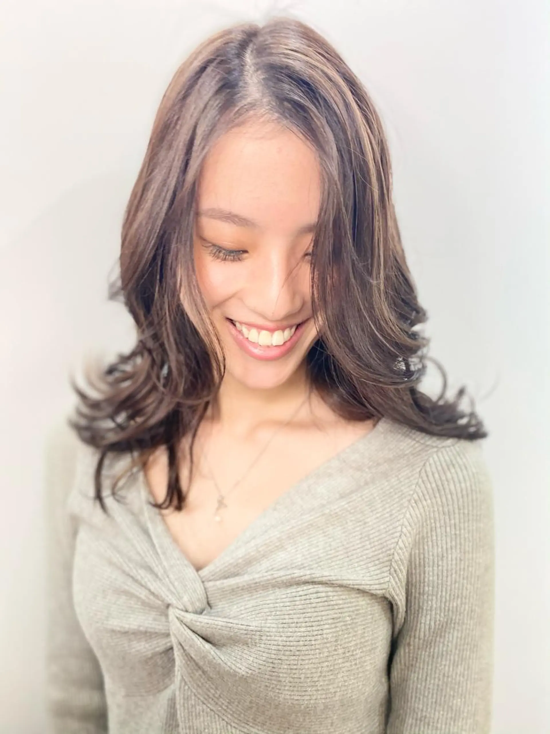 セミロング カラー ヘアアレンジ グレージュ ハイライトカラー ハイライト ヘアカラー トリートメント opus 店長大和 レイヤー/赤み消しのヘアスタイル