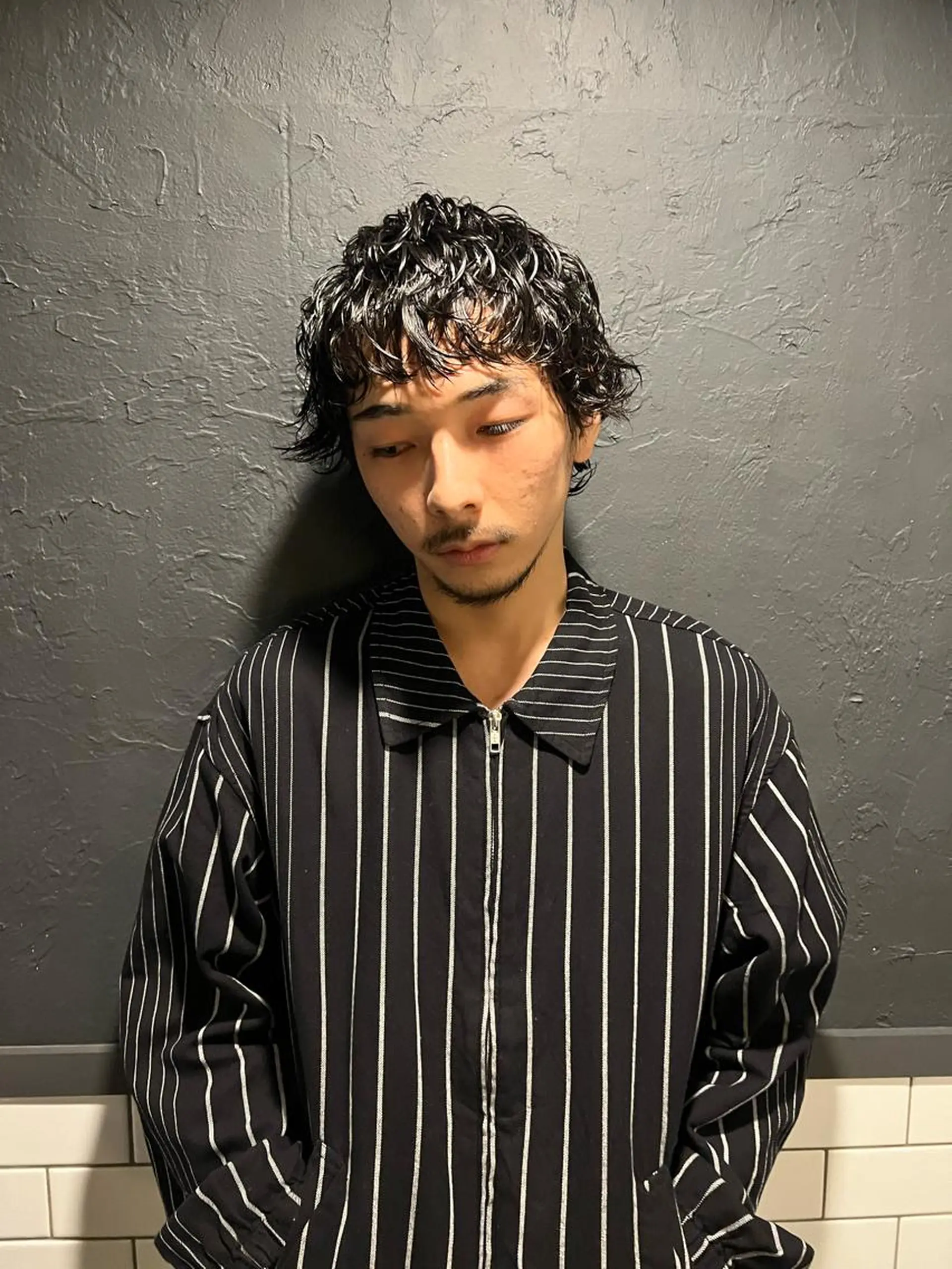 ショート パーマ メンズ メンズパーマ 外ハネヘア 退色まで透明感ある ダブルカラー/リクのヘアスタイル