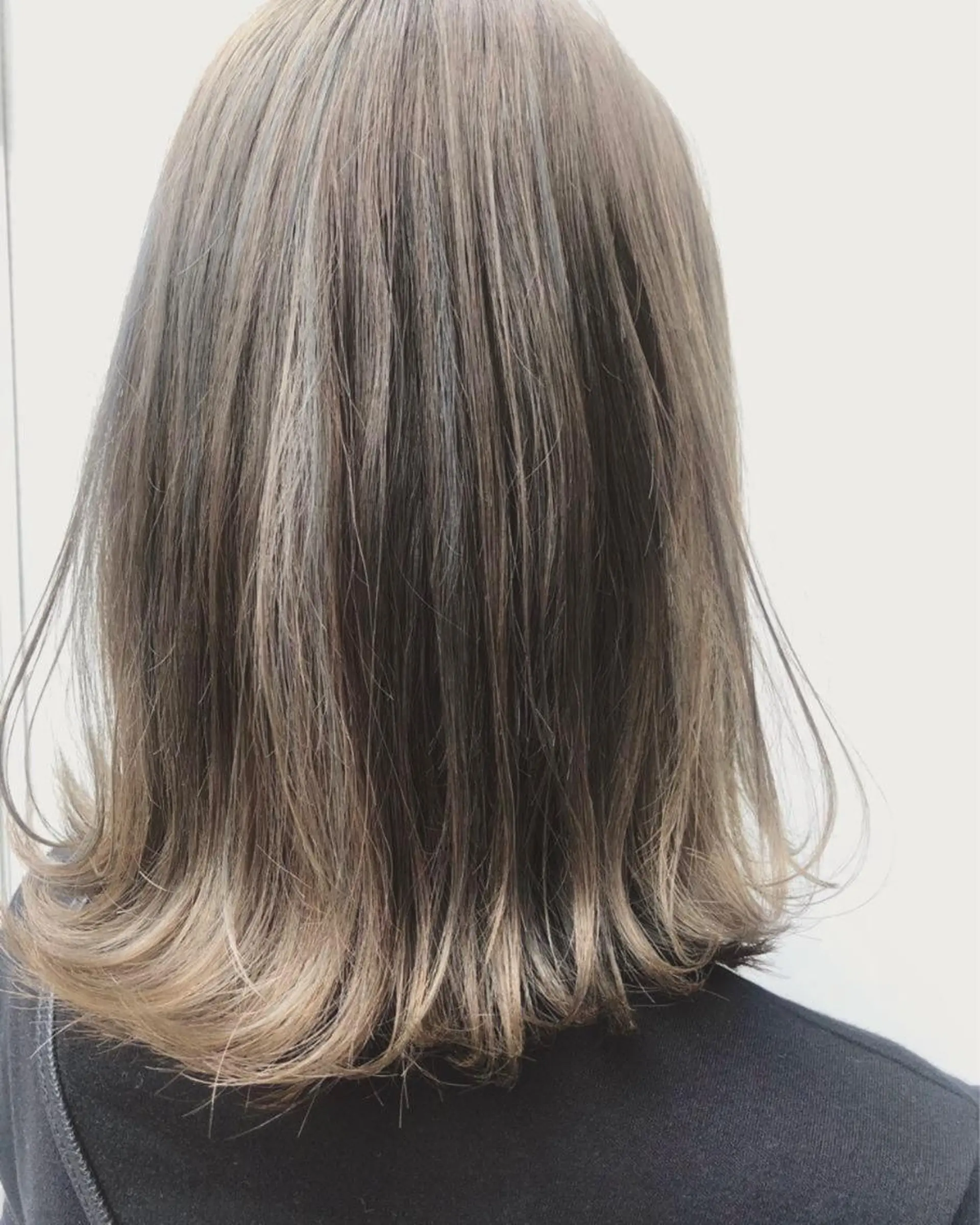 ミディアム カラー 佐藤 花帆のヘアスタイル