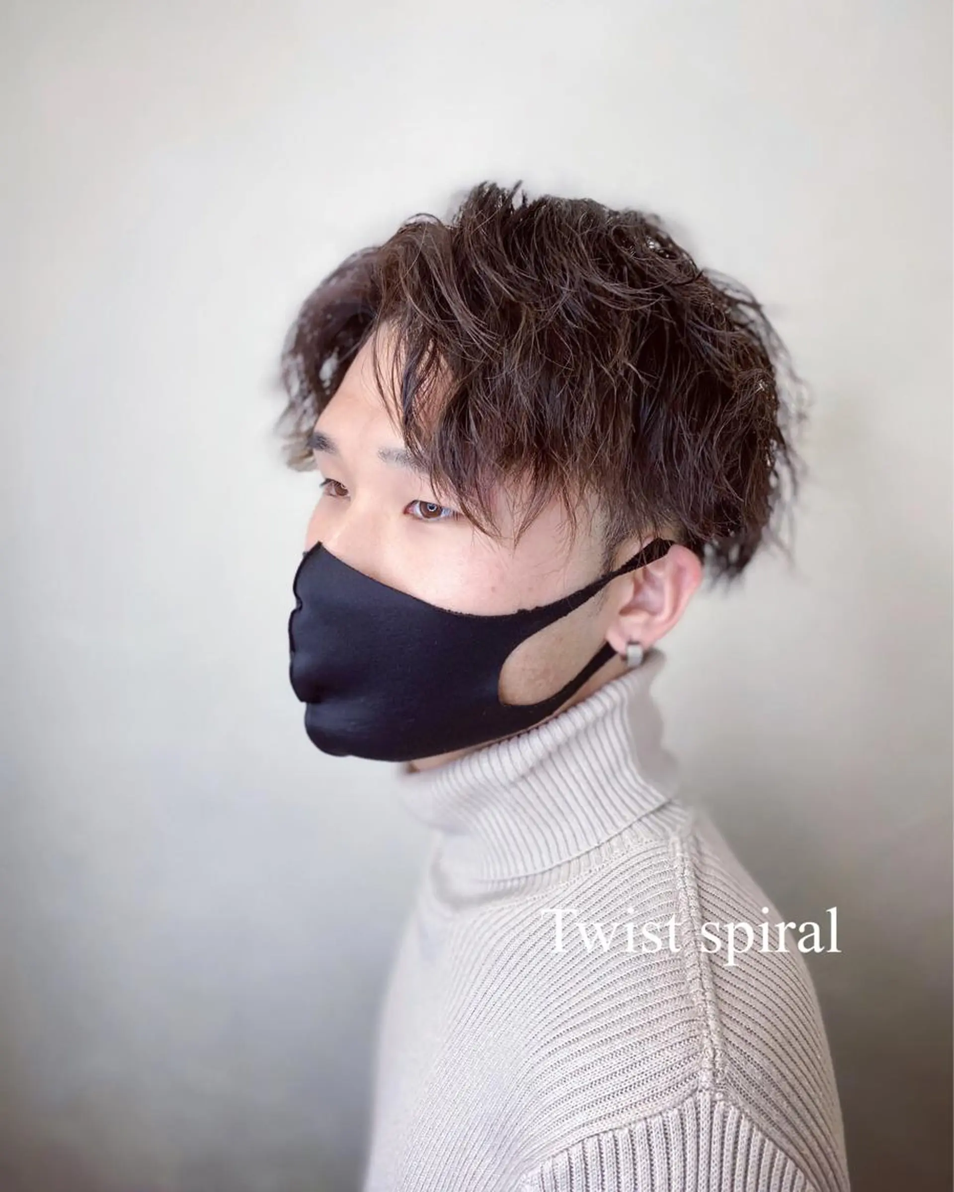 ショート カラー パーマ メンズ メンズバレイヤージュ アップバング メンズブリーチ センターパート メンズハイライト 西山 雄基のヘアスタイル