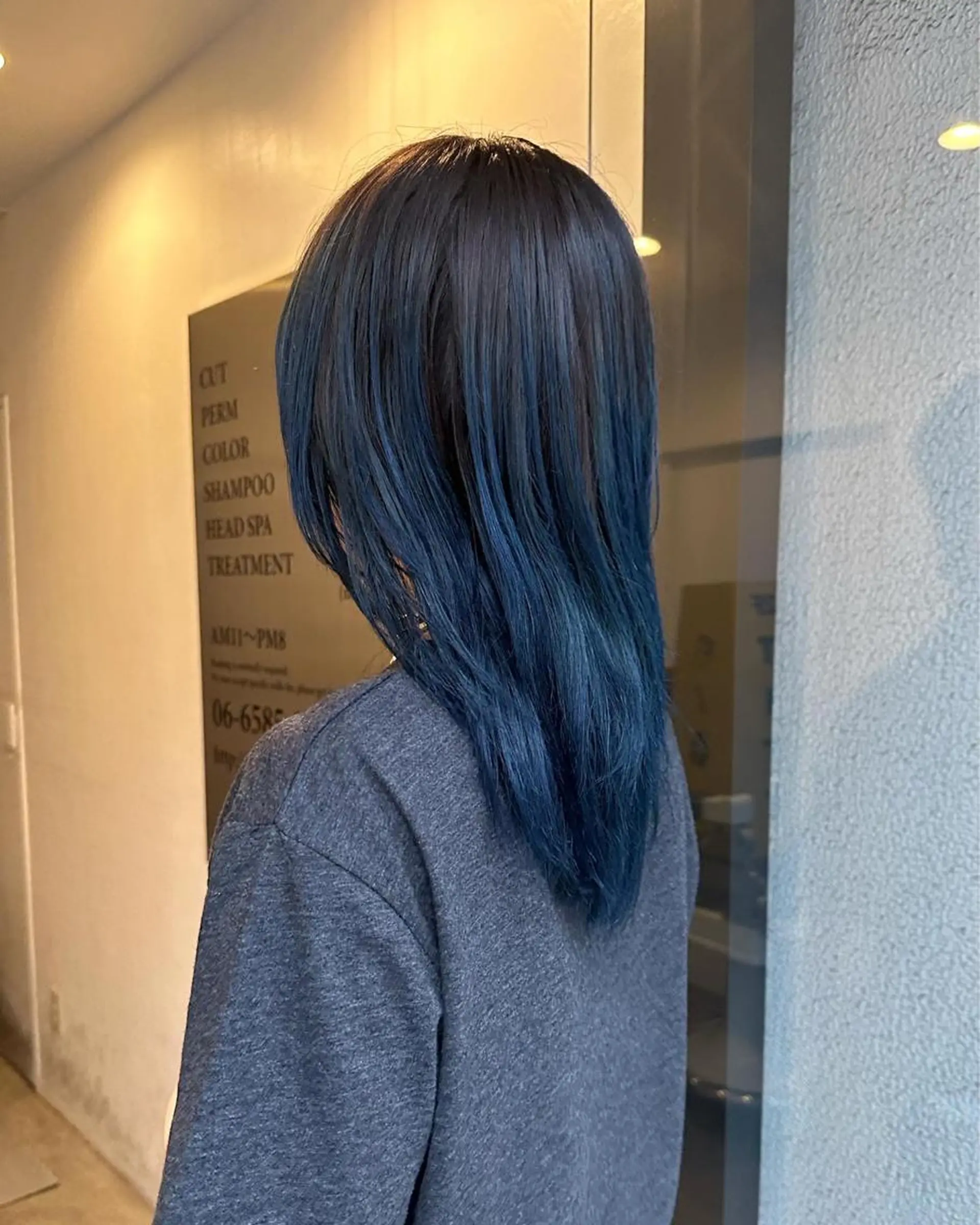 ミディアム カラー ブルーカラー ネイビーカラー カット ヘアカラー トリートメント hen所属・心斎橋/レイヤー/ ブリーチ/モエのヘアスタイル