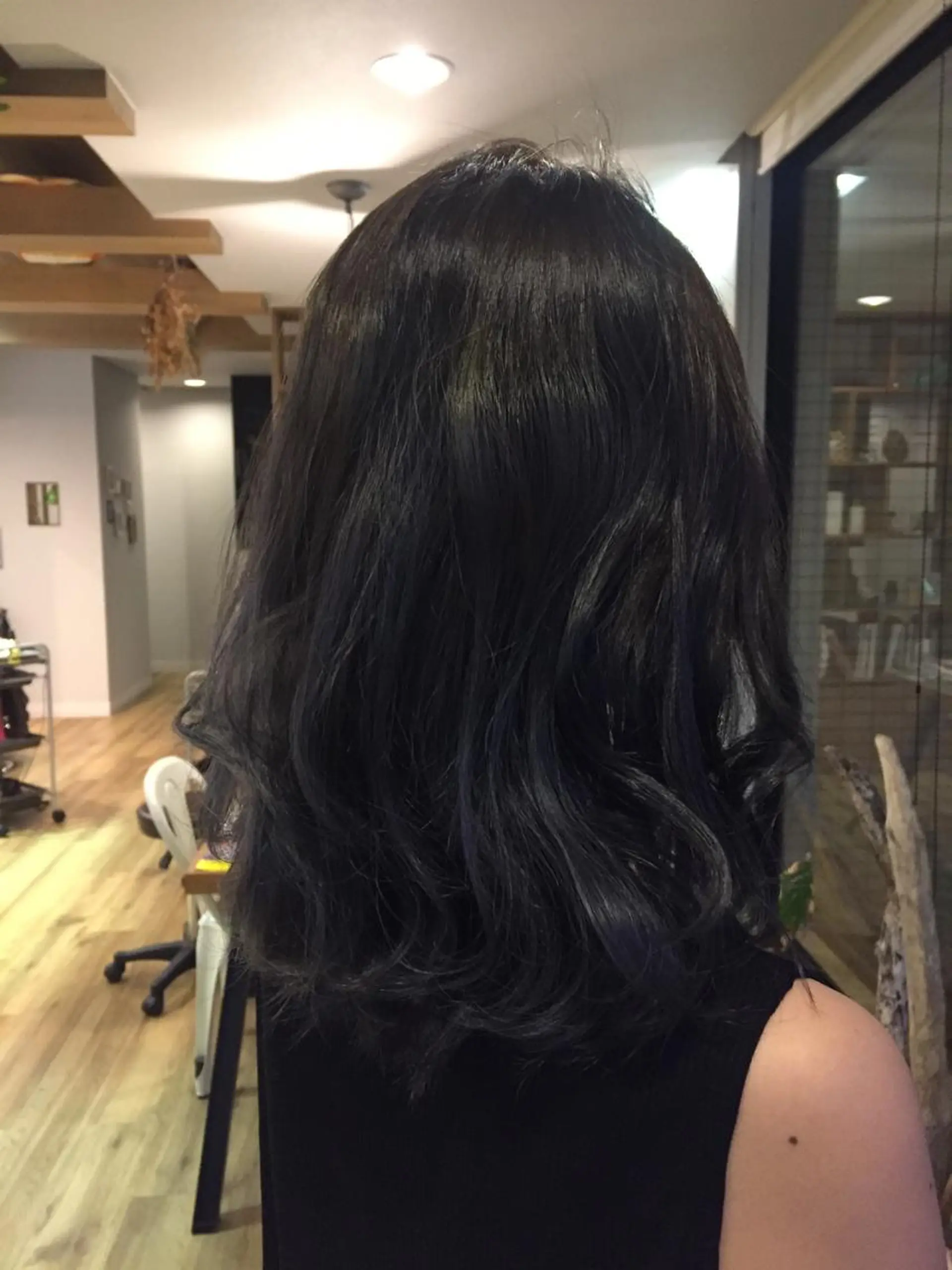 セミロング カラー ブリーチ ハイトーンカラー ツキダテ ユイのヘアスタイル