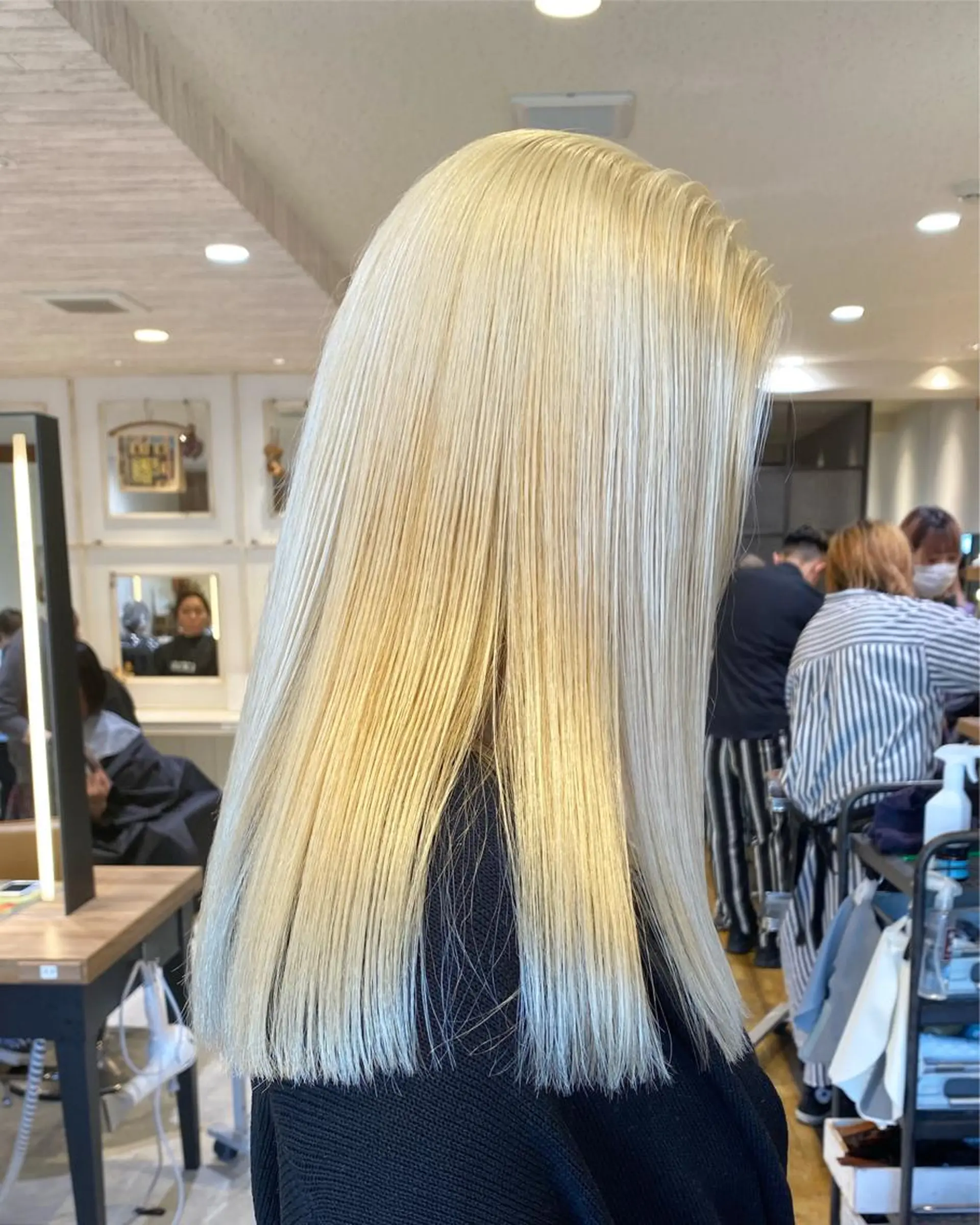 セミロング azu ブリーチダブルカラーのヘアスタイル