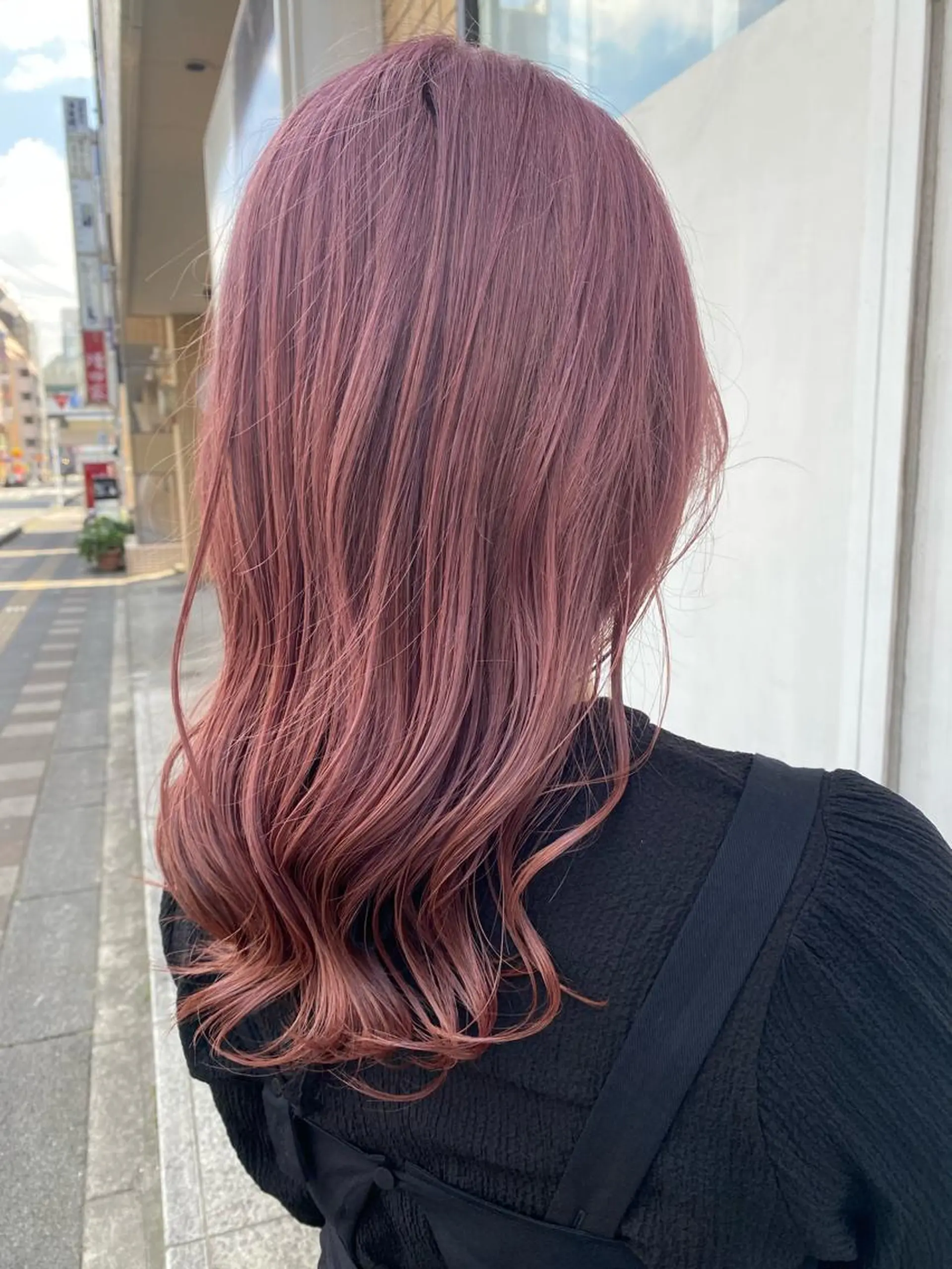 セミロング W所属・小林 朋花のヘアスタイル