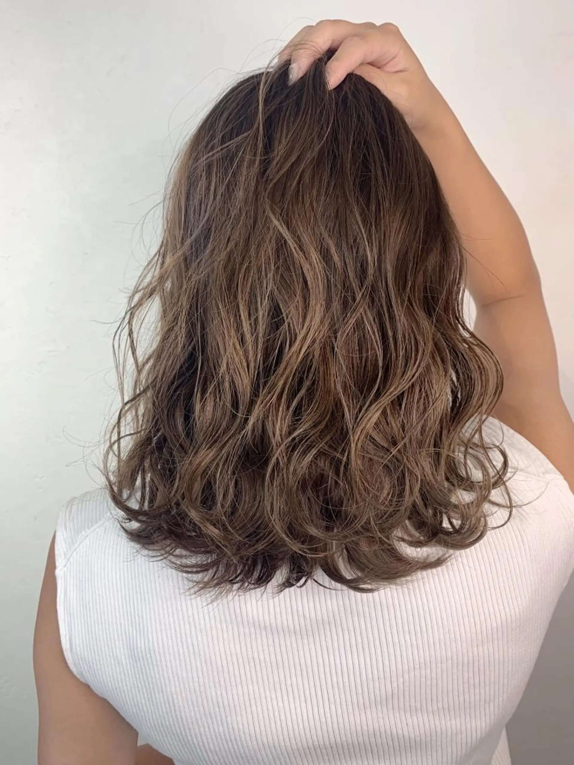 セミロング ボブ 斜めバング 外国人風カラー 伸ばしかけ ハイライト ＿WHITE鳳店 アンダーバーホワイトのヘアスタイル