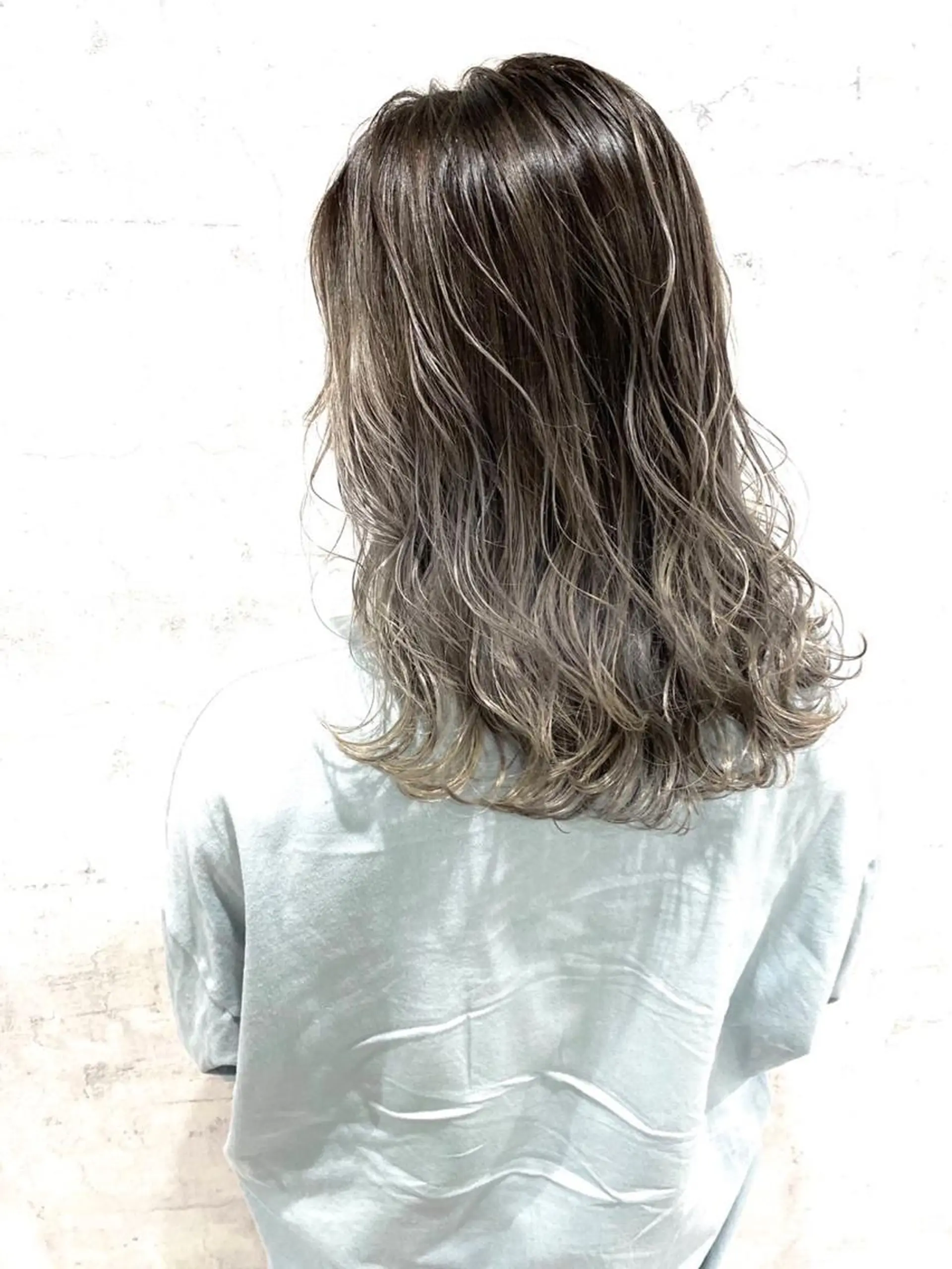 ロング カラー 透明感カラー グレージュ 廣瀬 あずさのヘアスタイル