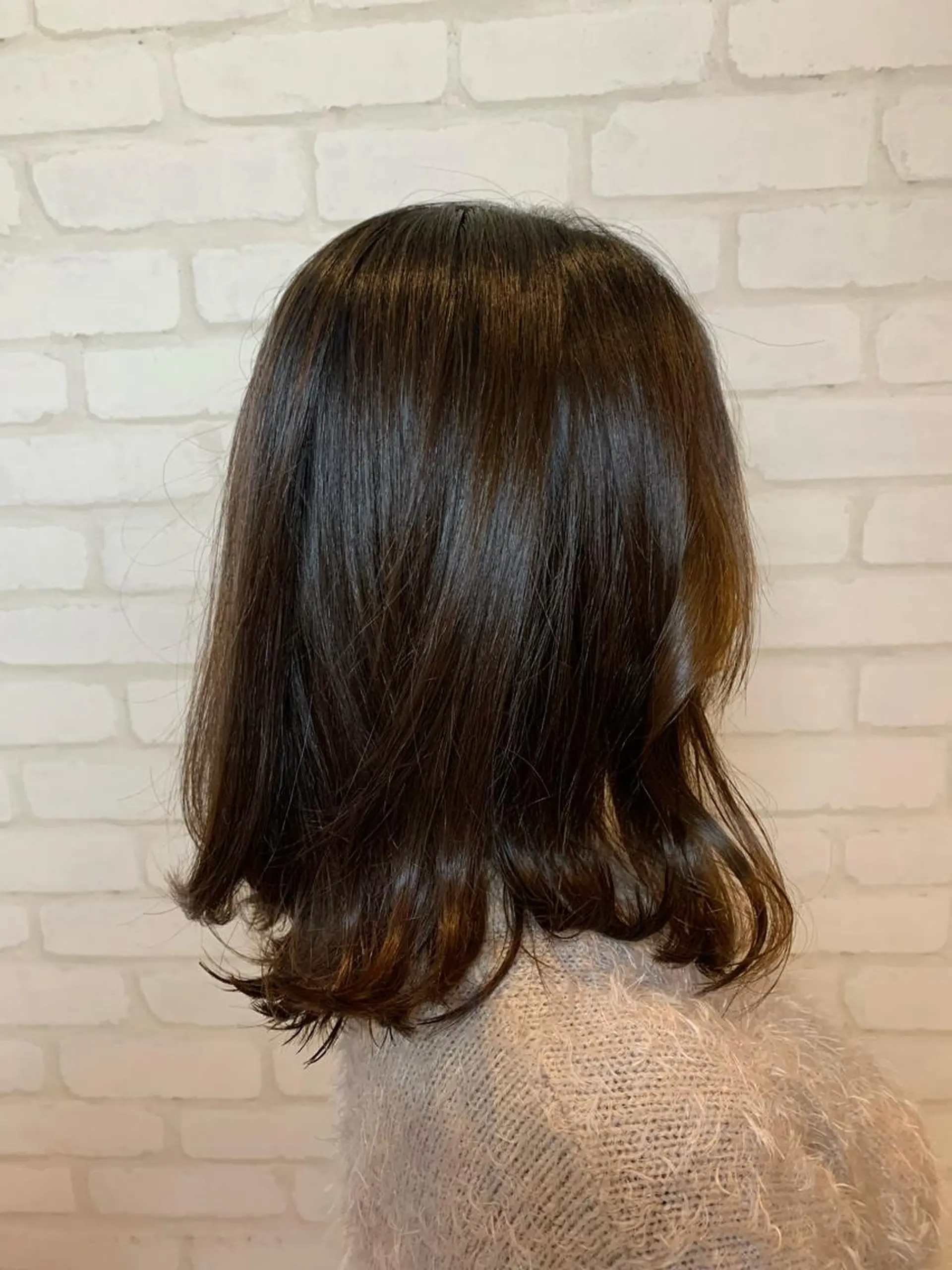 セミロング くびれヘア レイヤーカット 外ハネヘア oasis川越店所属・秋葉 万柚子のヘアスタイル