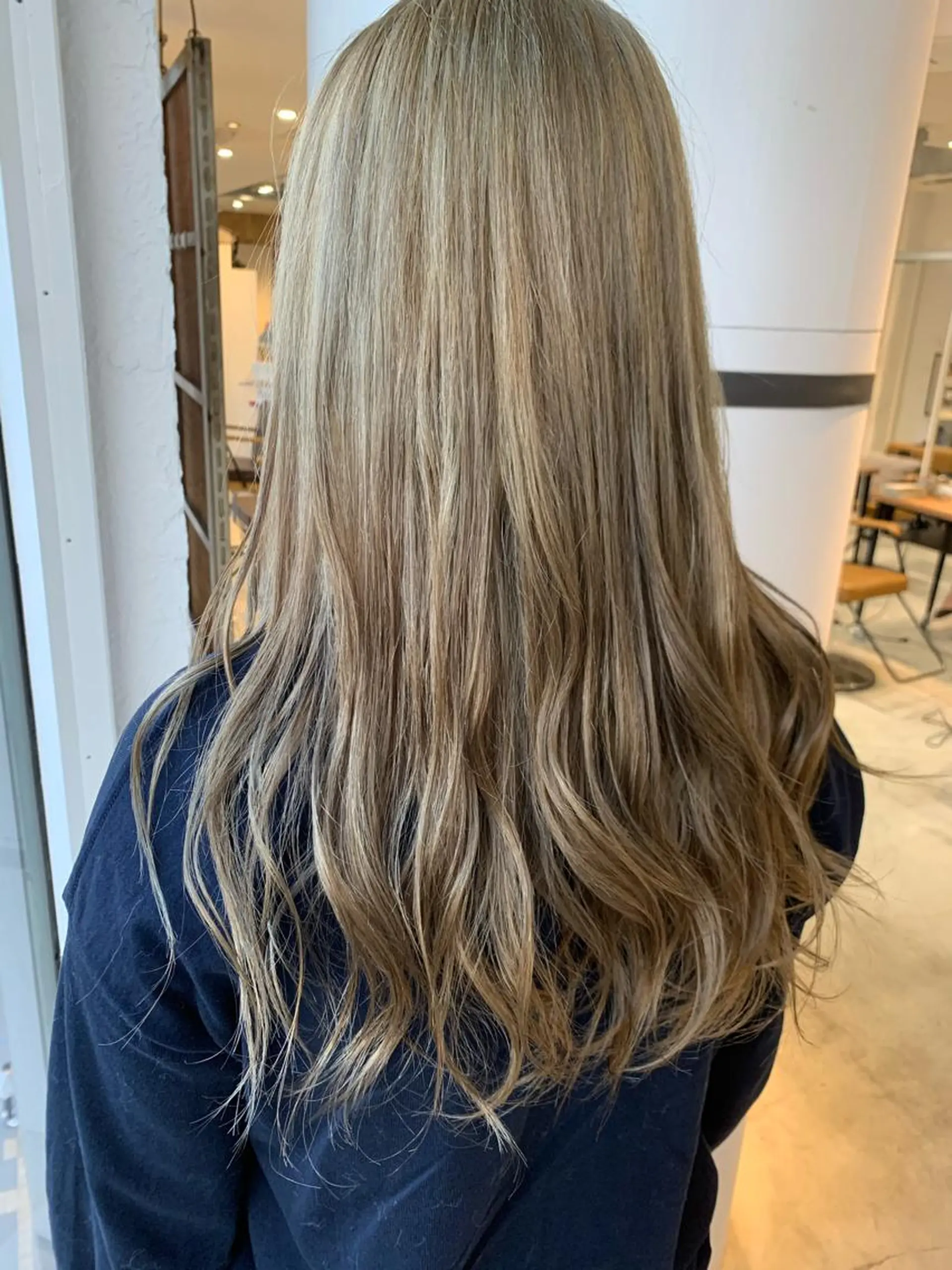 ロング カラー アッシュ ブリーチ ミルクティーアッシュ LUXBE LUCE那覇イオン店所属・LUXBE LUCEのヘアスタイル