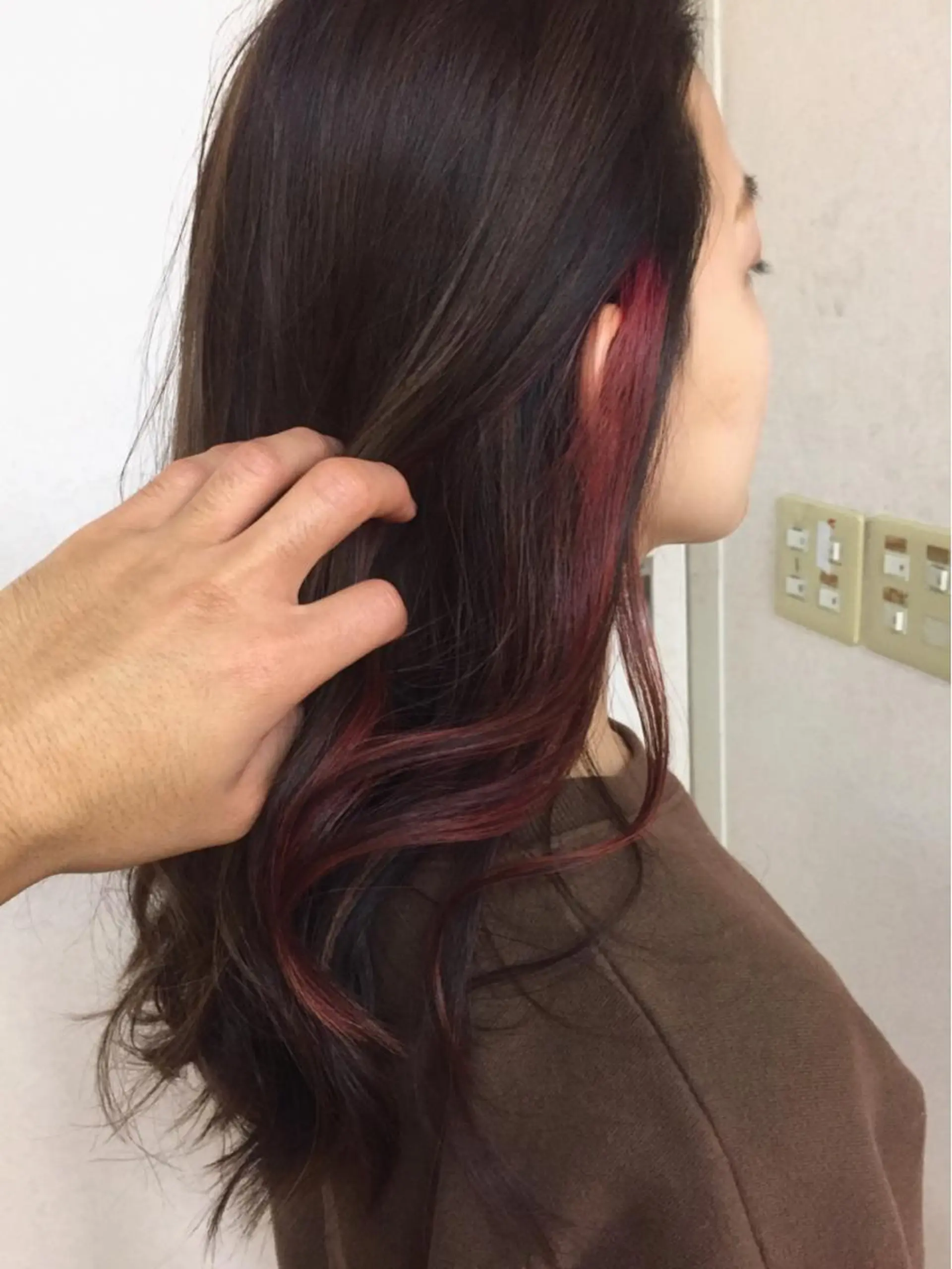 ロング カラー パーマ イヤリングカラー ハイライトカラー ピンクカラー ハイライト カット ヘアカラー BOB所属・三輪 太一のヘアスタイル