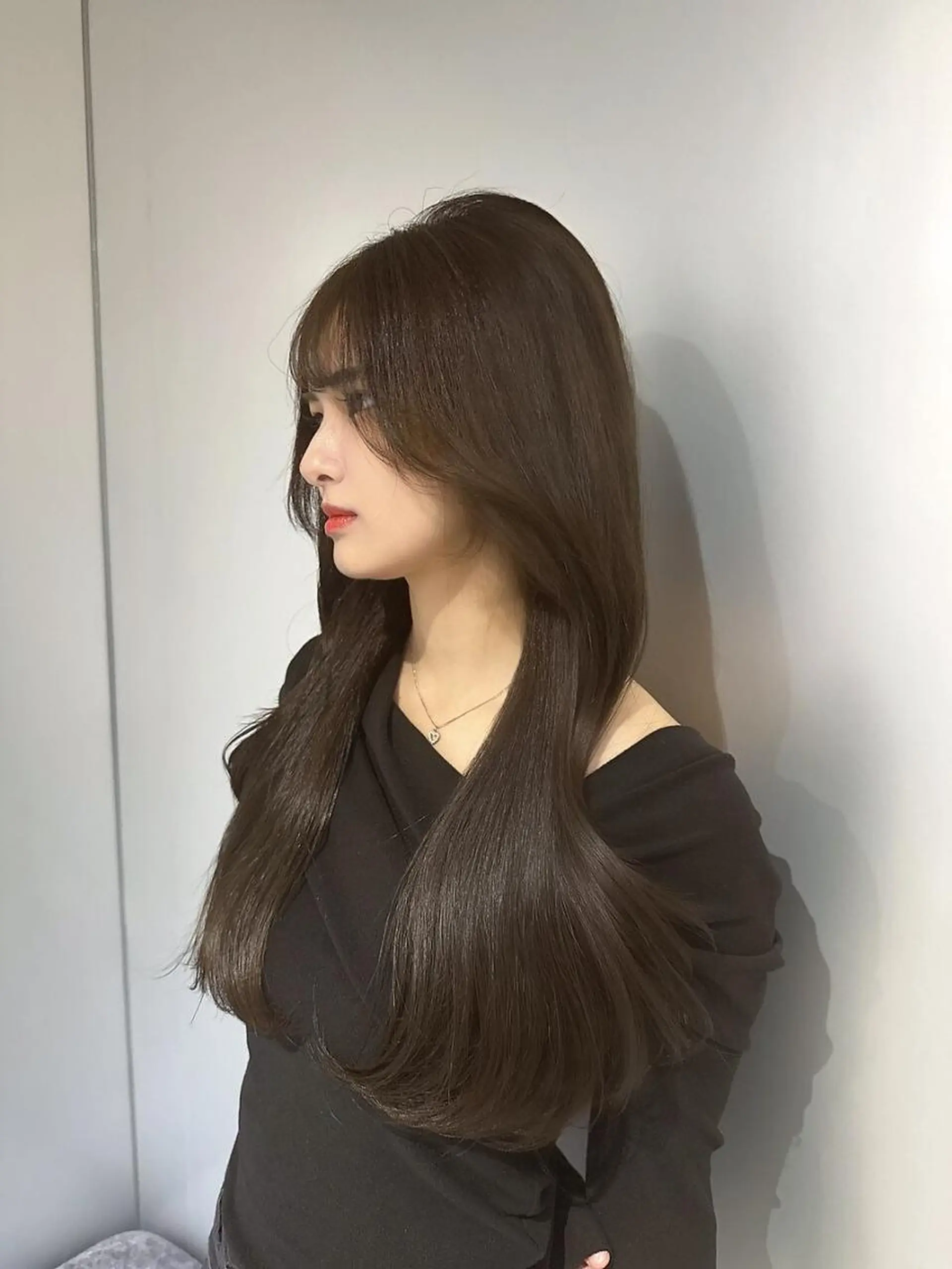 セミロング ハッシュカット 韓国レイヤー　原宿のヘアスタイル