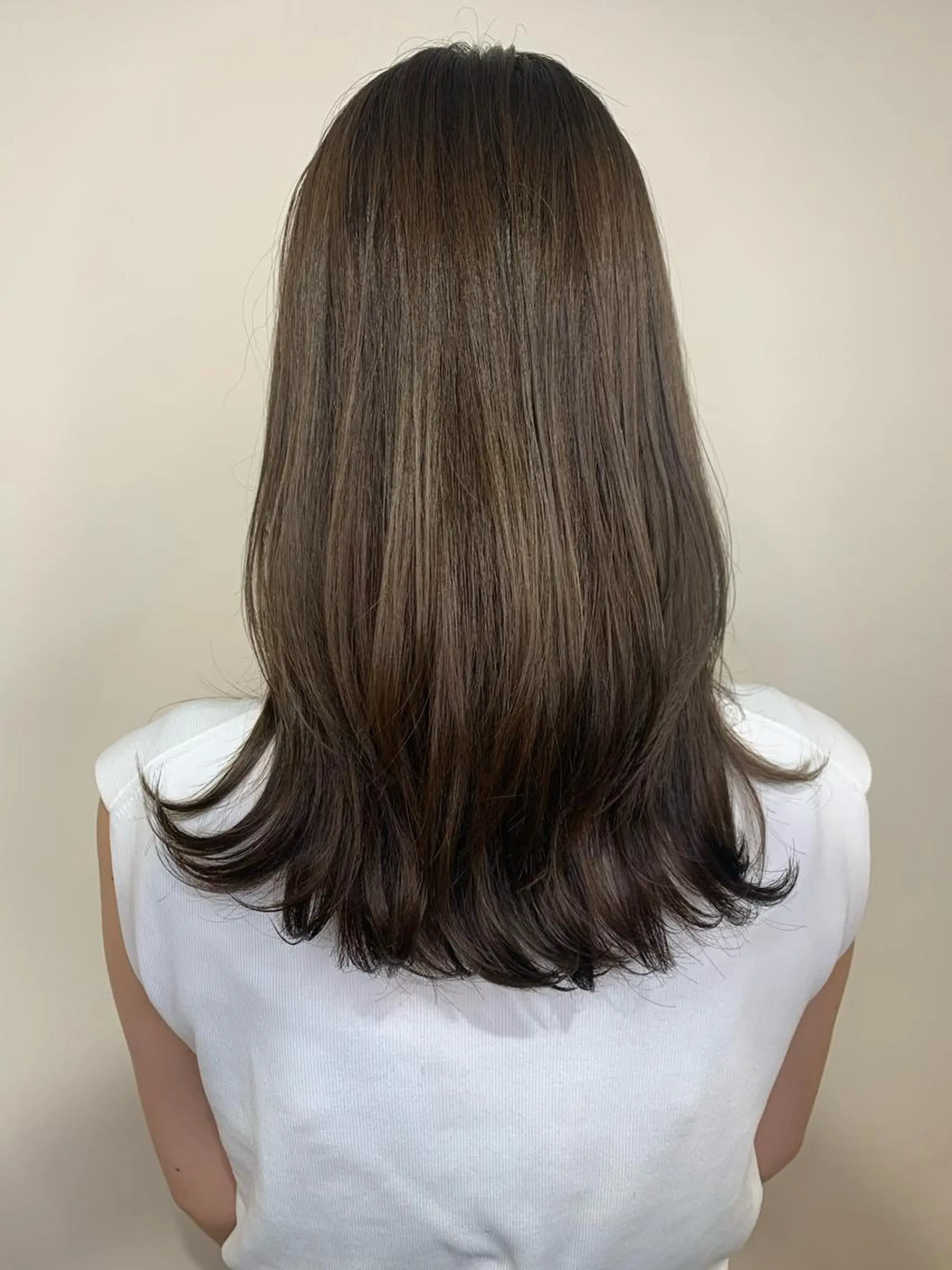 ロング カラー ベージュカラー オリーブベージュ ハイライト✖️ 暗髪🤎Nahoのヘアスタイル