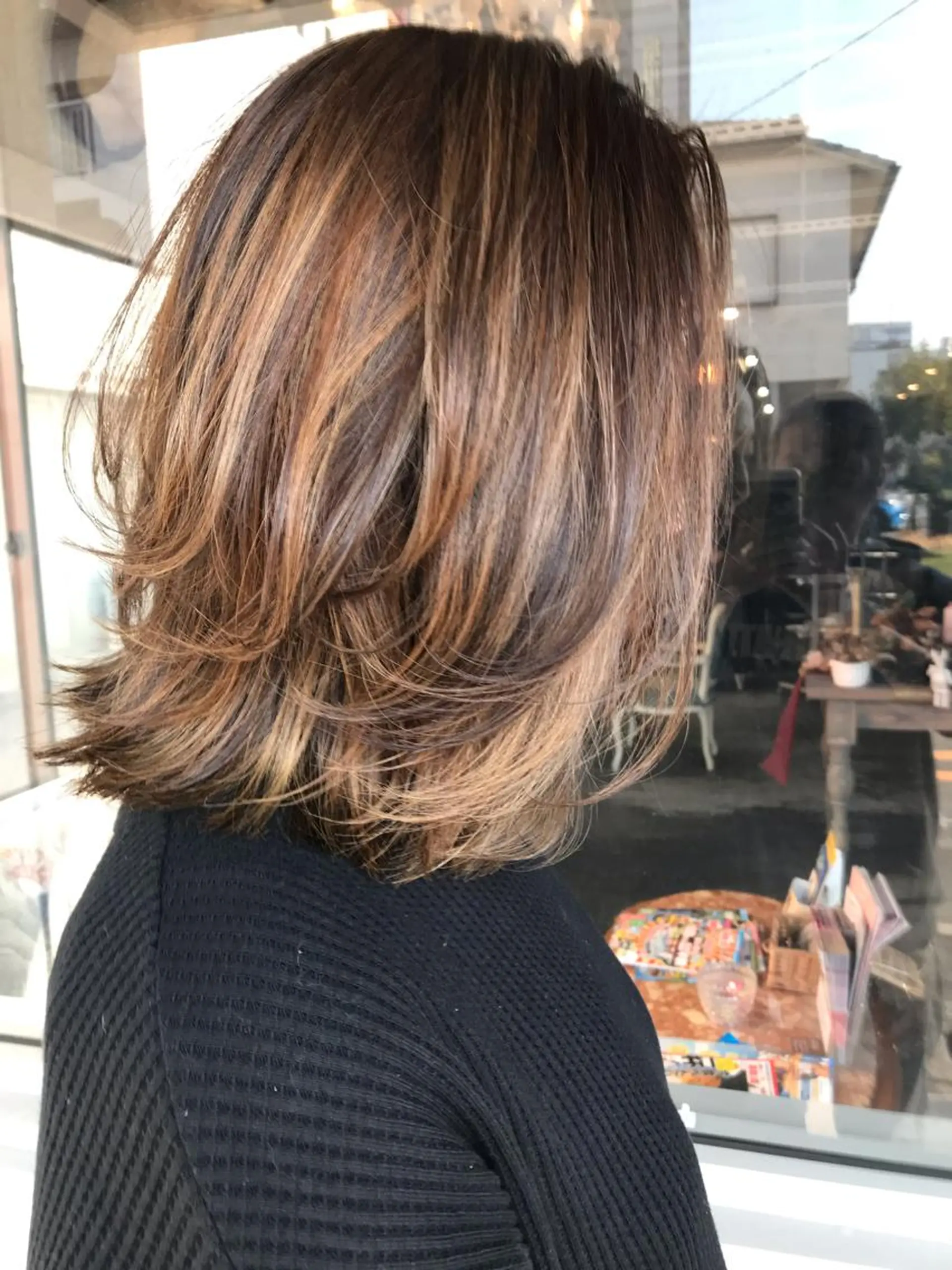 ミディアム カラー ヘアアレンジ お団子ヘア 切りっぱなしボブ バレイヤージュ ブリーチ デザインカラー Mariana/ 鶴原-ハイライトのヘアスタイル