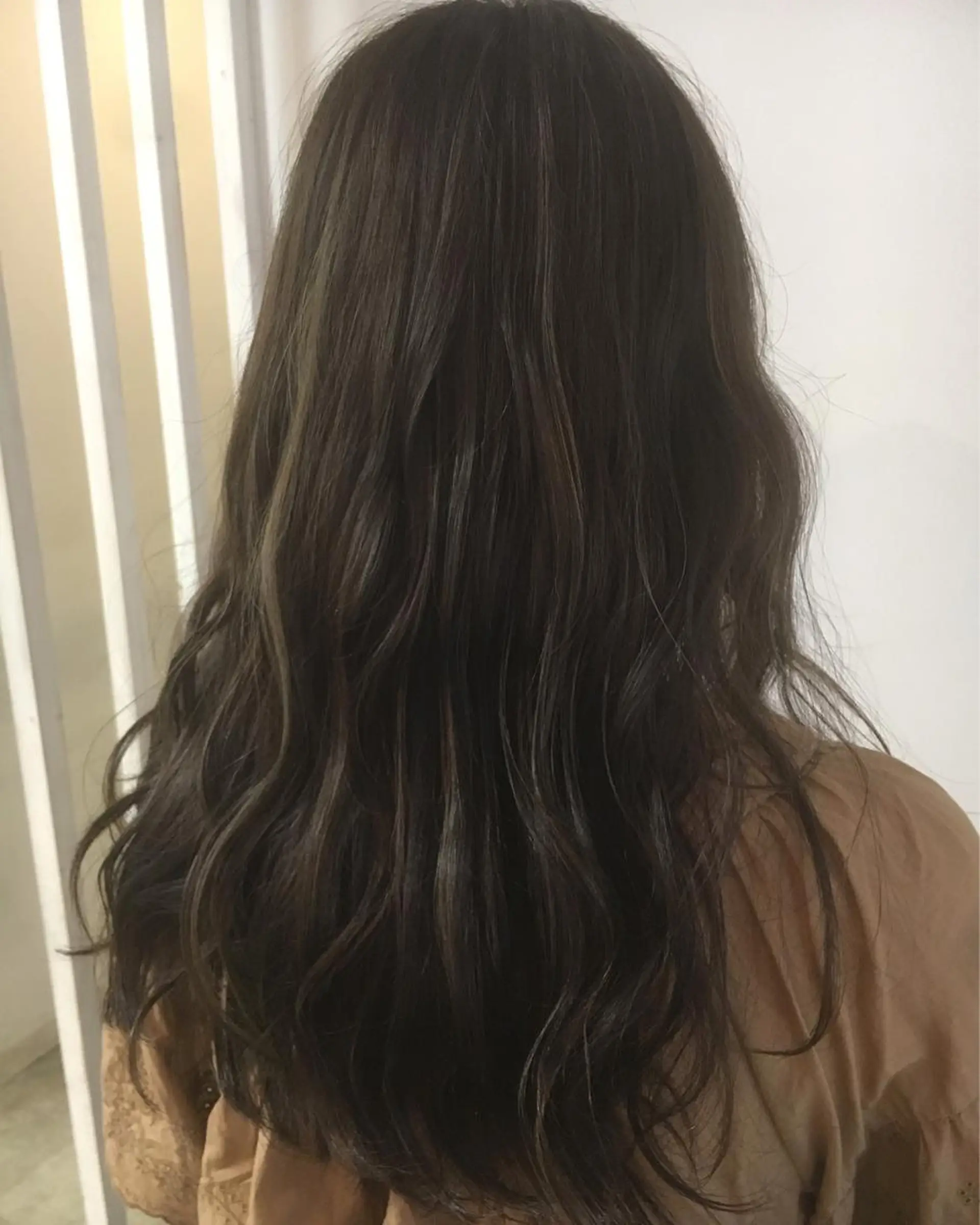 ロング カラー グレージュ ハイライトカラー ハイライト 榎園 由美のヘアスタイル