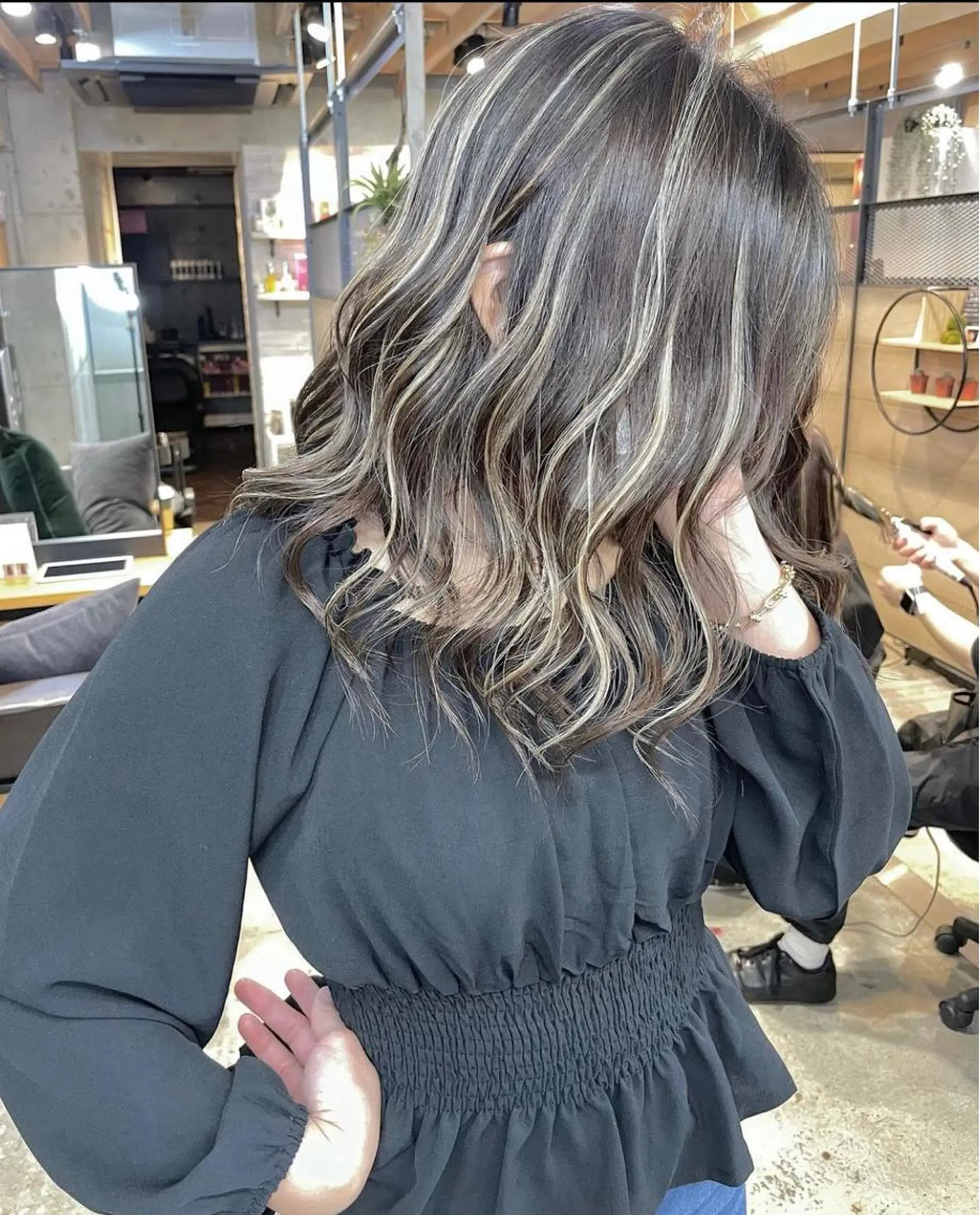 セミロング 美髪/ハイライト 指名No.1KAIのヘアスタイル