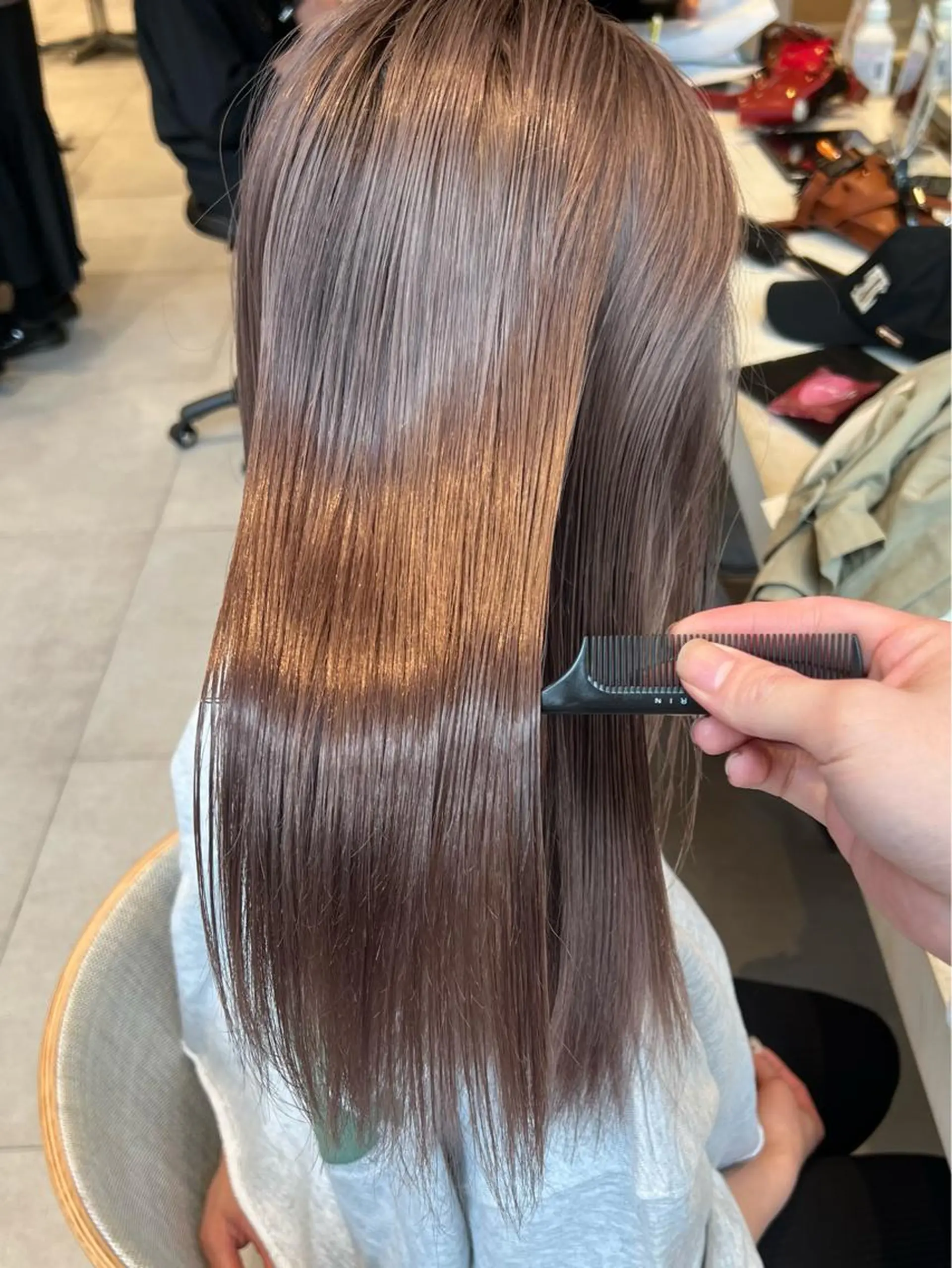 ミディアム カラー 切りっぱなしボブ ブリーチ グレージュ イルミナカラー インナーカラー ヘアカラー トリートメント ヘアセット レイヤー専門家 ダブルカラー修のヘアスタイル