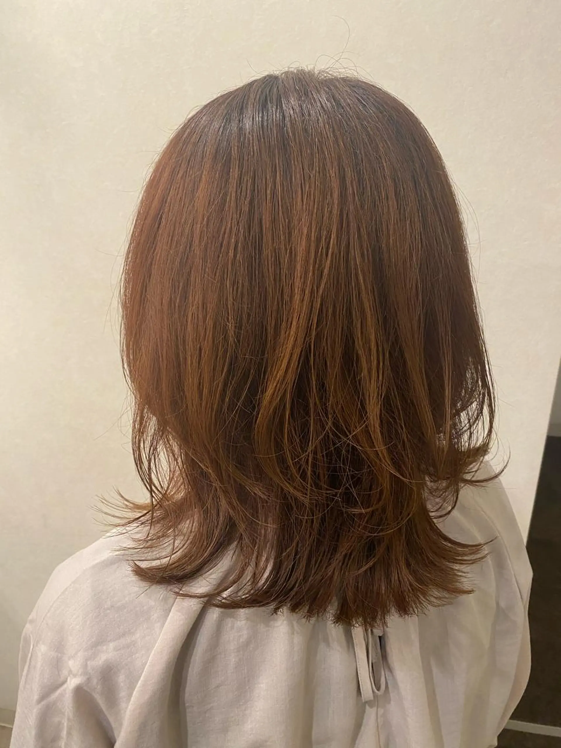 ミディアム 岡田 真弥のヘアスタイル