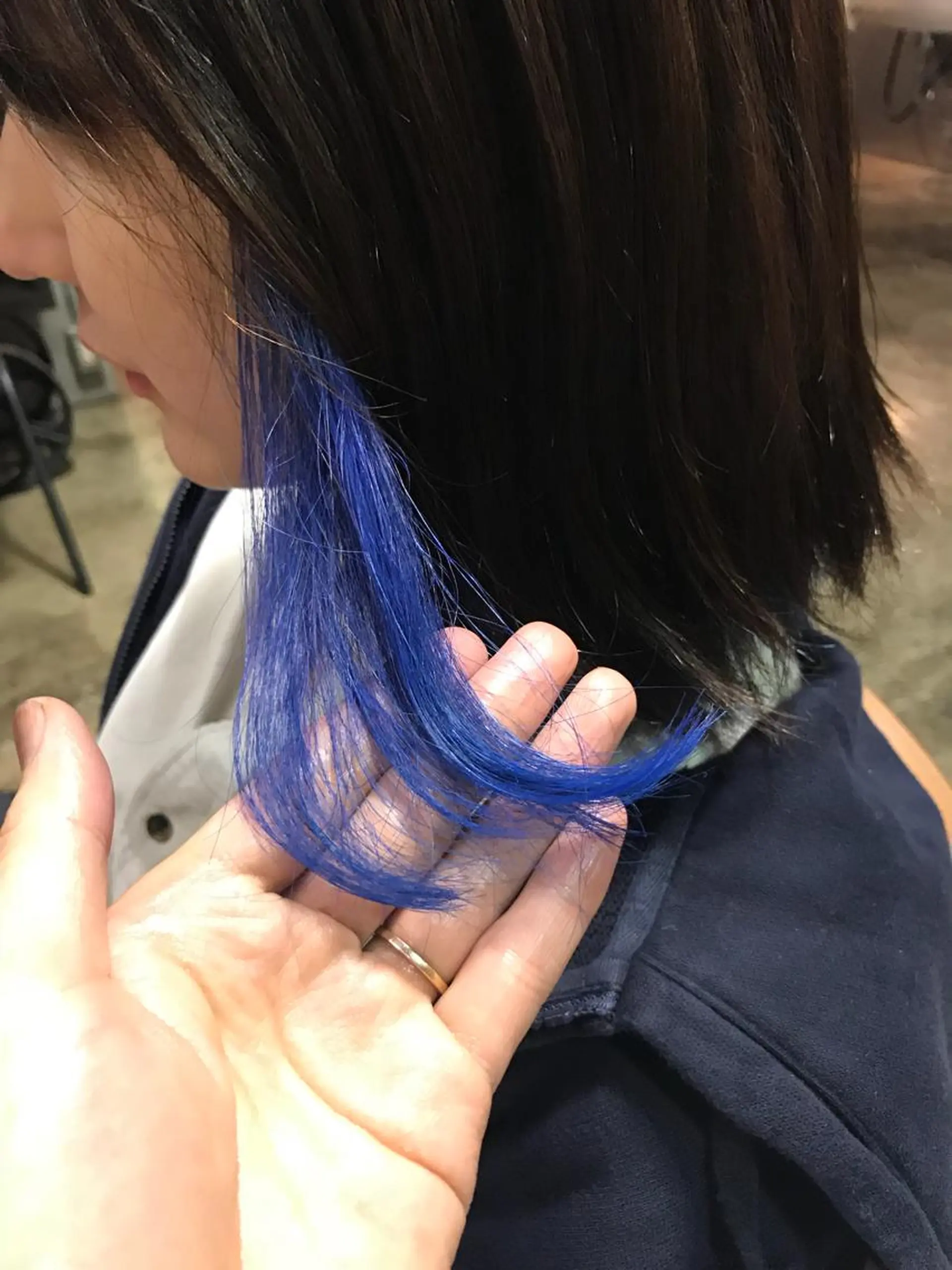 ミディアム カラー パーマ ヘアアレンジ メンズ キッズ ネイル マツエク・マツパ メンズインナーカラー ブルーカラー インナーカラー ブルー サロンドミルク 原宿のヘアスタイル