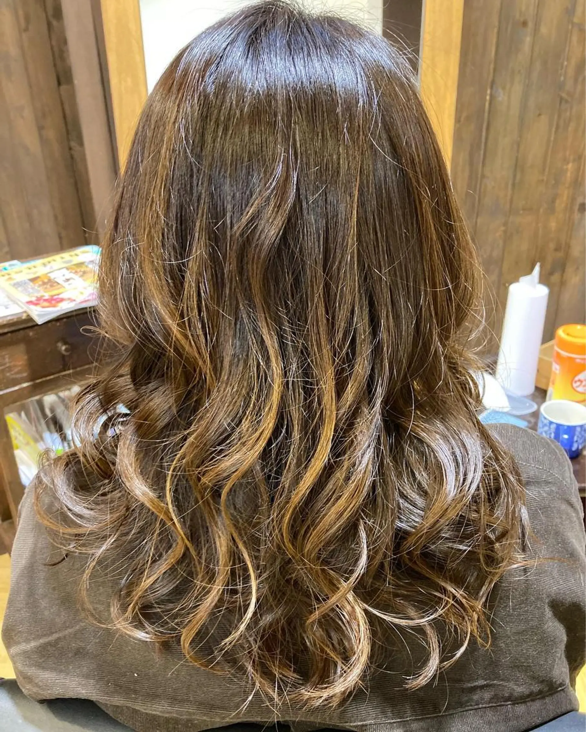 セミロング ハイライト カット ヘアカラー ルミ エールのヘアスタイル